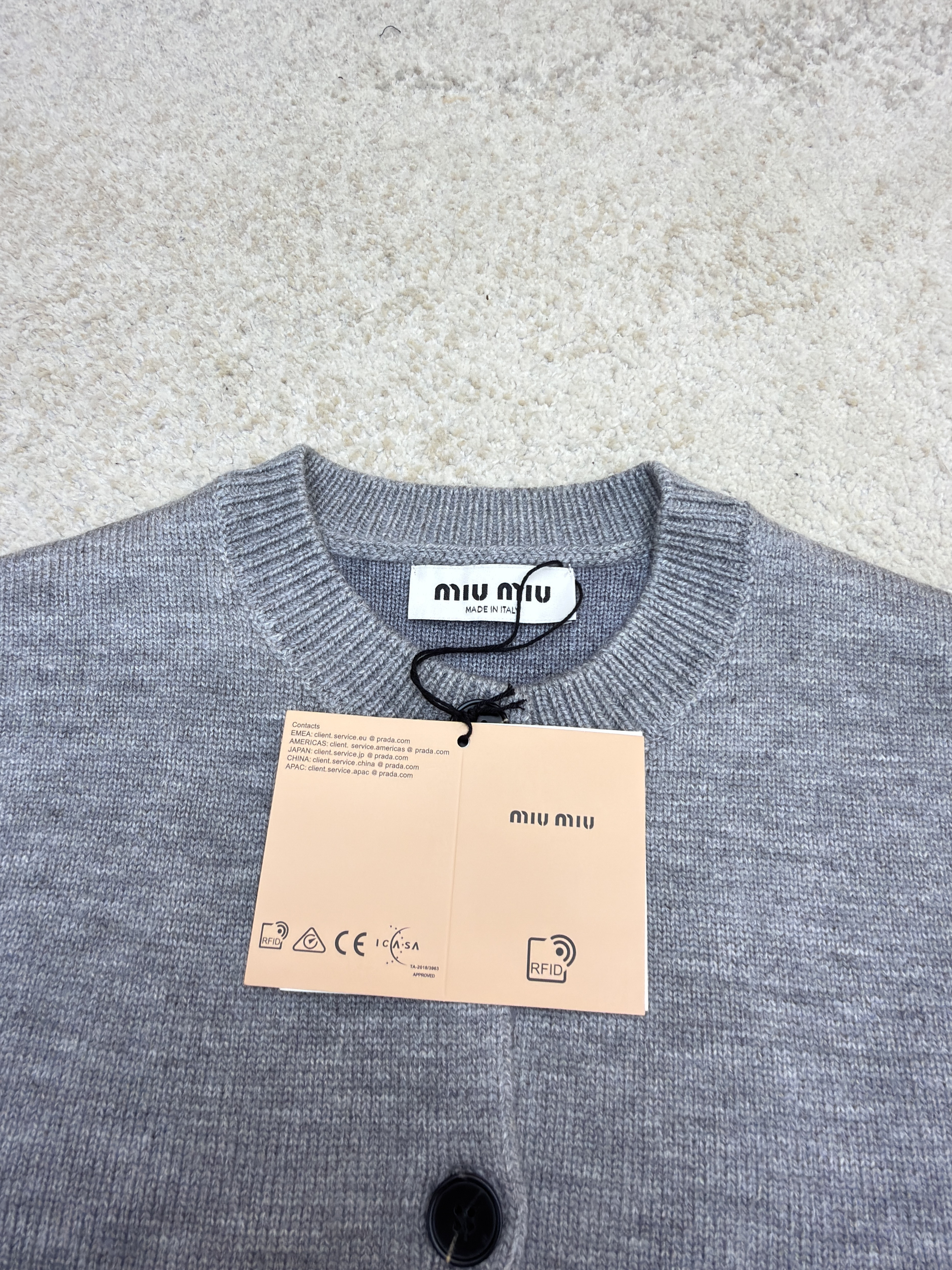 MIU MIU 缪缪 刺绣圆领针织开衫 针织衫 毛衣 外套 长袖 灰色 B5
