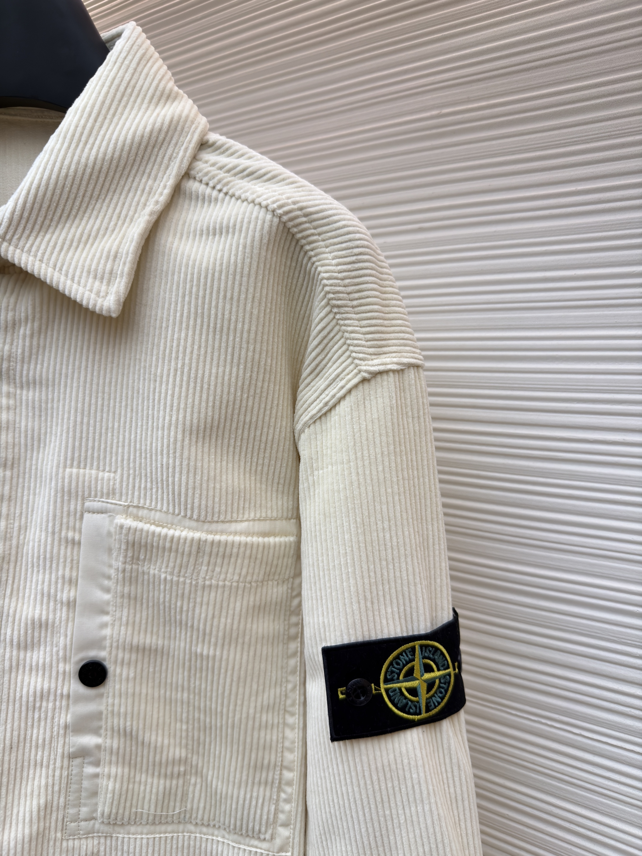 STONE ISLAND 石头岛 灯芯绒徽章口袋衬衫外套 夹克 长袖 黑色 米白色 B0