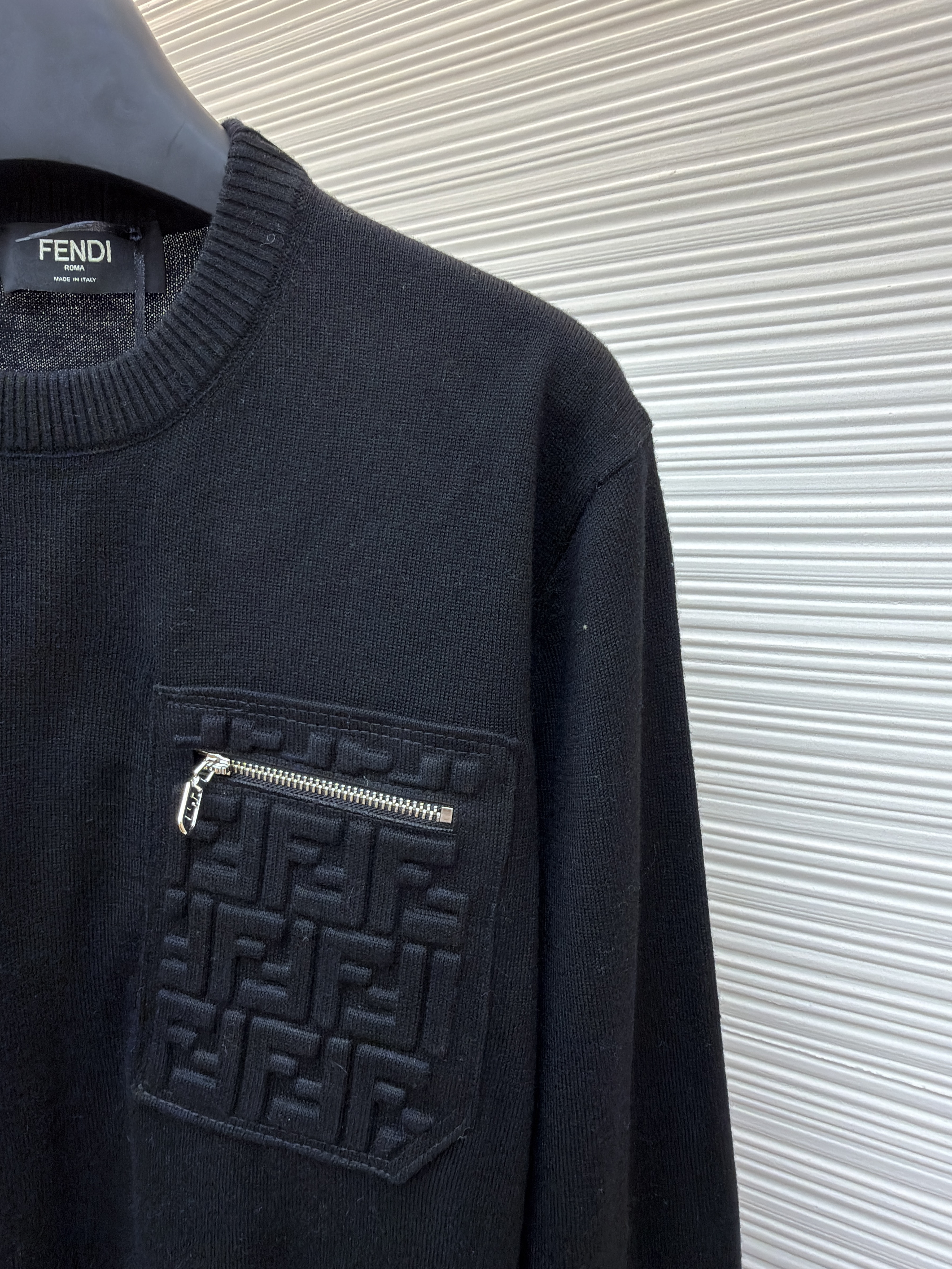 FENDI 芬迪 压花口袋拉链圆领毛衣 针织衫 外套 长袖 黑色 B0