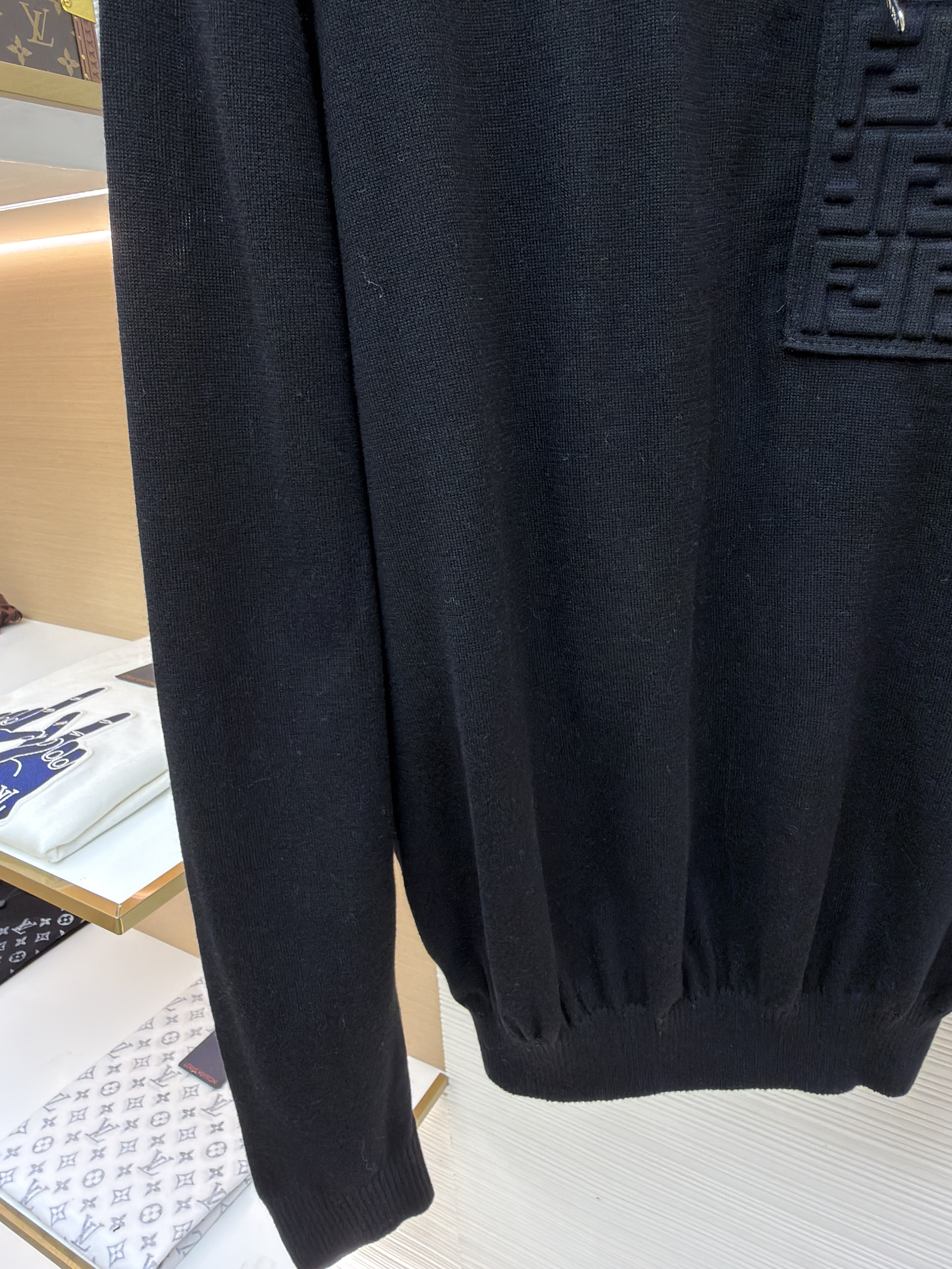 FENDI 芬迪 压花口袋拉链圆领毛衣 针织衫 外套 长袖 黑色 B0