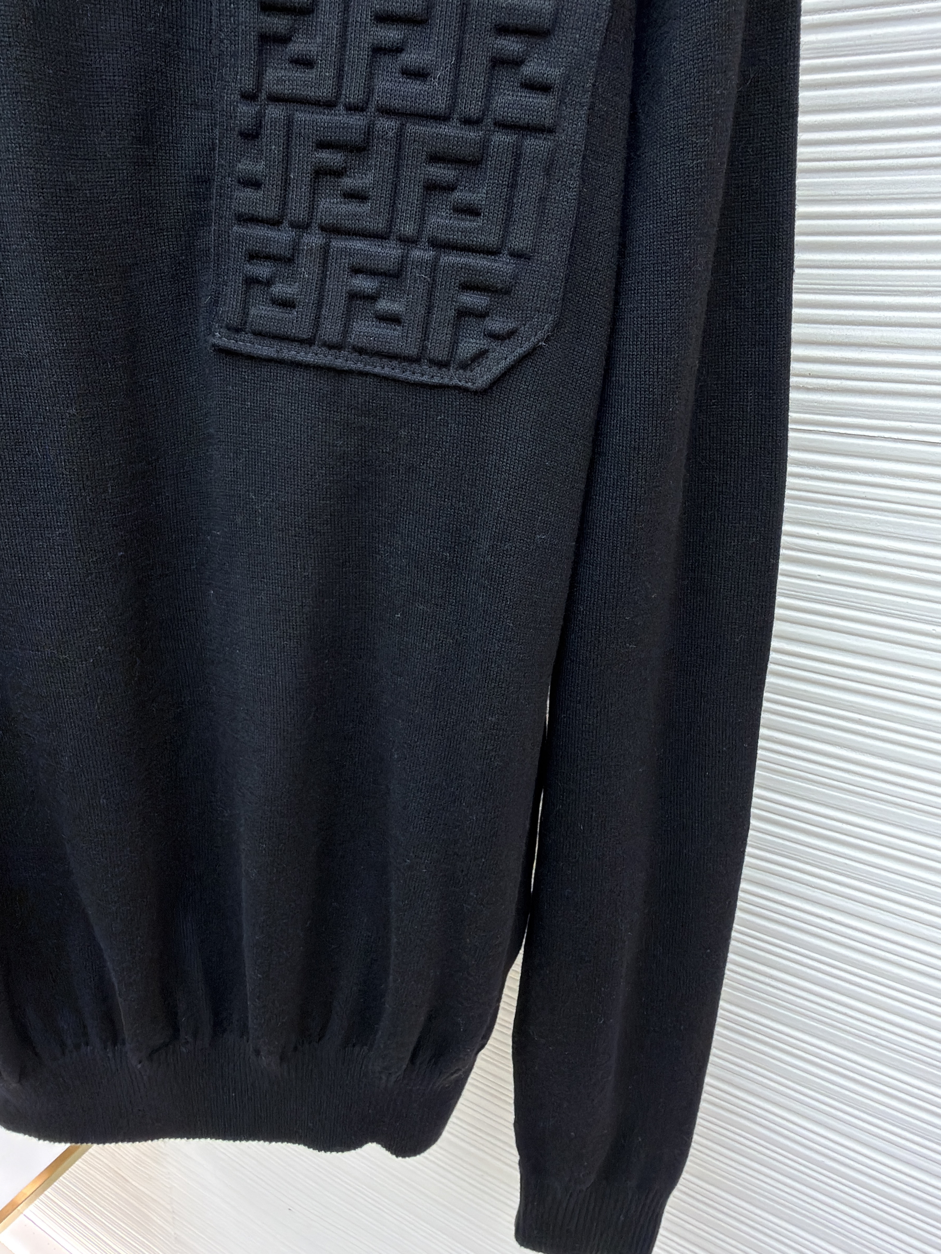 FENDI 芬迪 压花口袋拉链圆领毛衣 针织衫 外套 长袖 黑色 B0