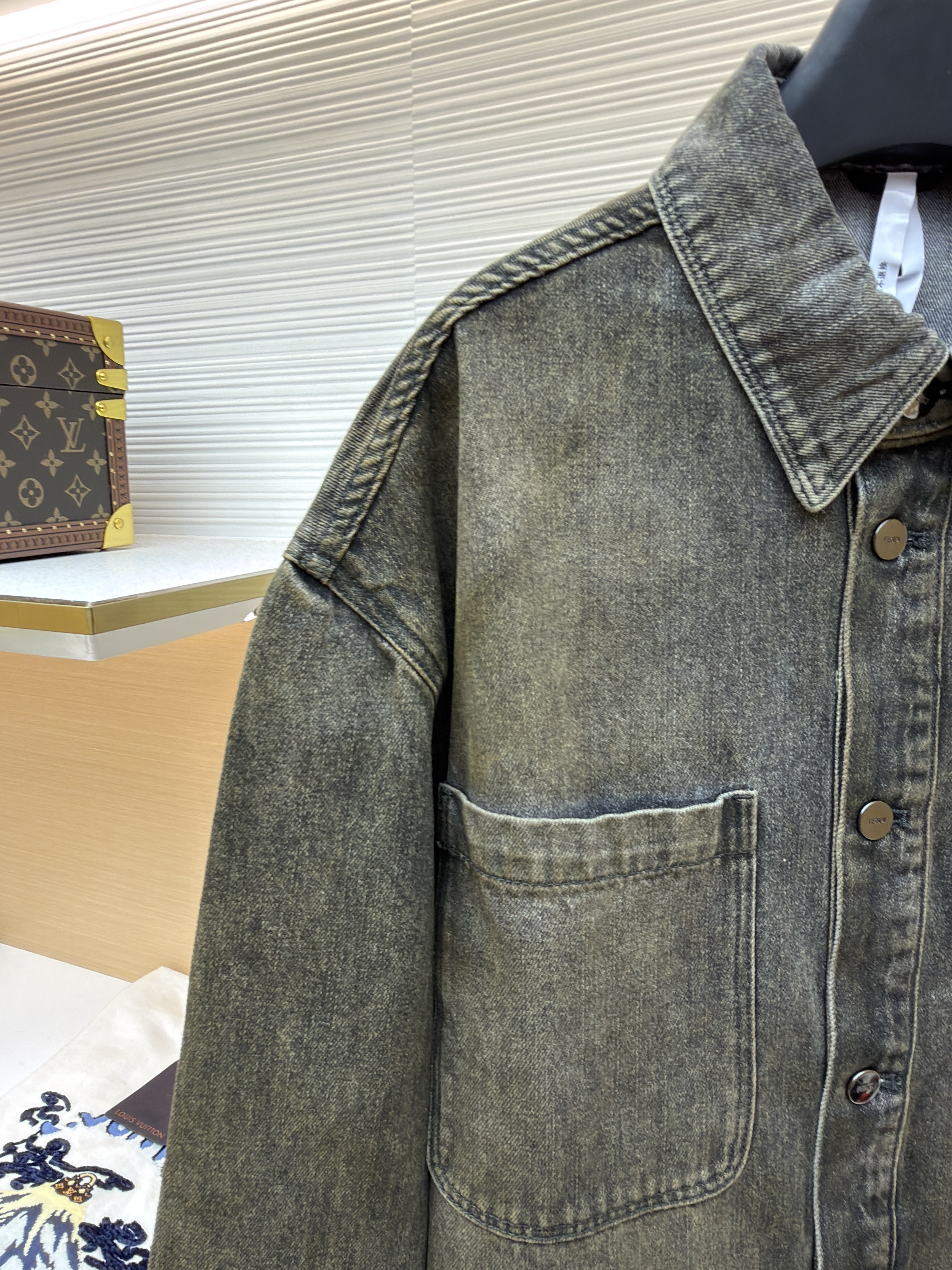 FENDI 芬迪 翻领单排扣套染牛仔衬衫外套 夹克 长袖 秋冬 B5 FW1410AT2IF0ZJ4