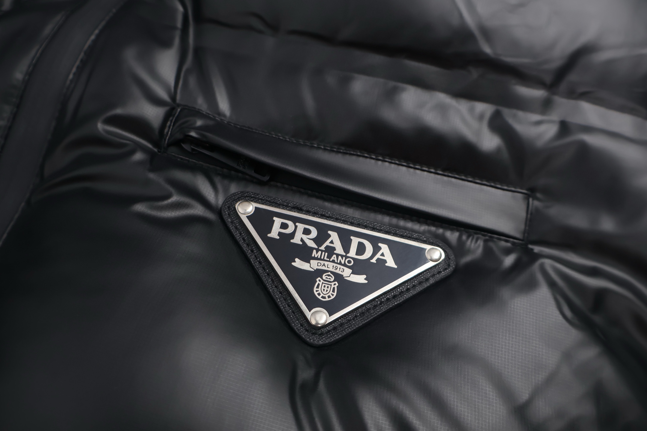 PRADA 普拉达 大三角标拉链连帽羽绒服 夹克 外套 保暖 长袖 卡其色 黑色 D0