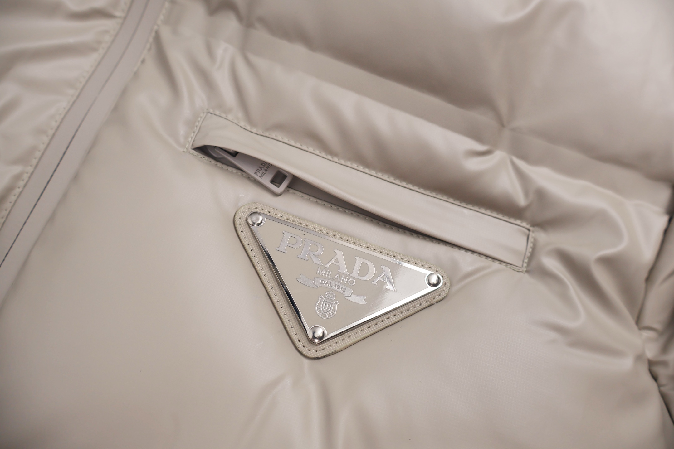 PRADA 普拉达 大三角标拉链连帽羽绒服 夹克 外套 保暖 长袖 卡其色 黑色 D0