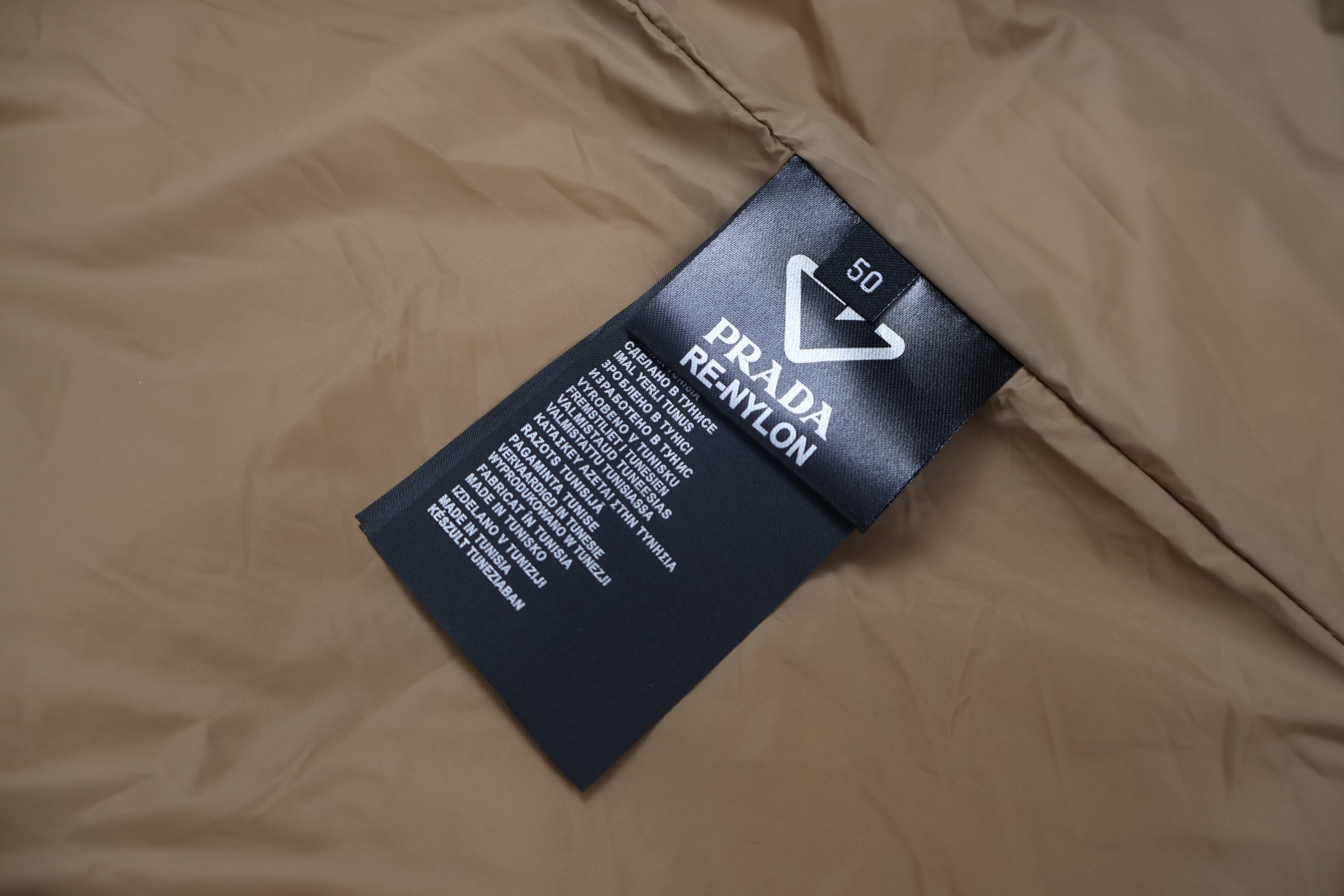 PRADA 普拉达 大三角标拉链连帽羽绒服 夹克 外套 保暖 长袖 卡其色 黑色 D0