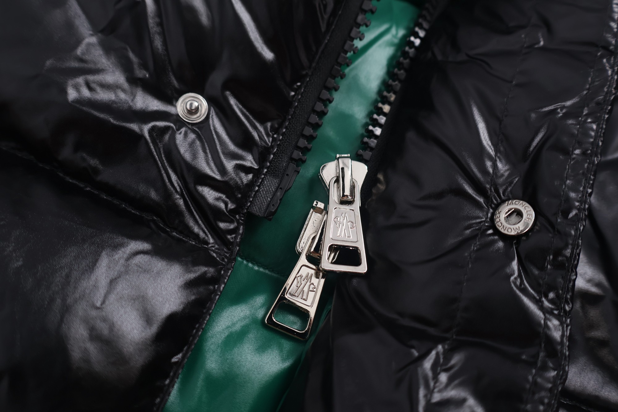 Moncler 蒙口 Hanoverian Maya 漆面拉链连帽羽绒服 长款 保暖 外套 夹克 黑色 D0 