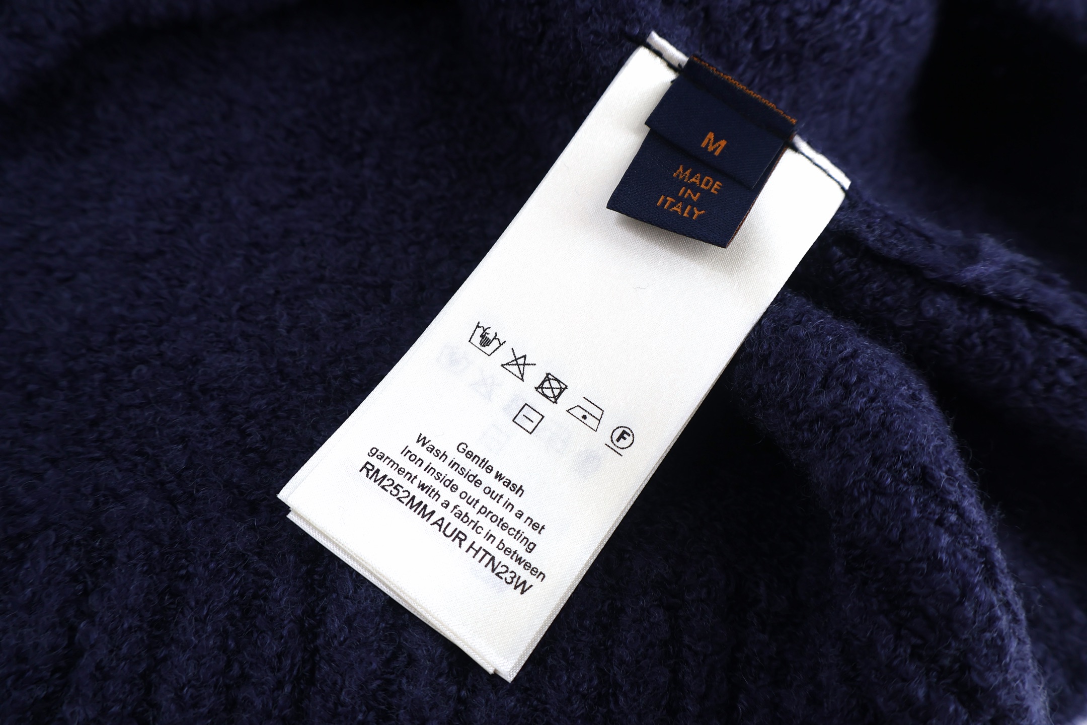 LOUIS VUITTON 路易威登 手写体刺绣标识圆领毛衣 针织衫 外套 秋冬 藏蓝色 白色 B0