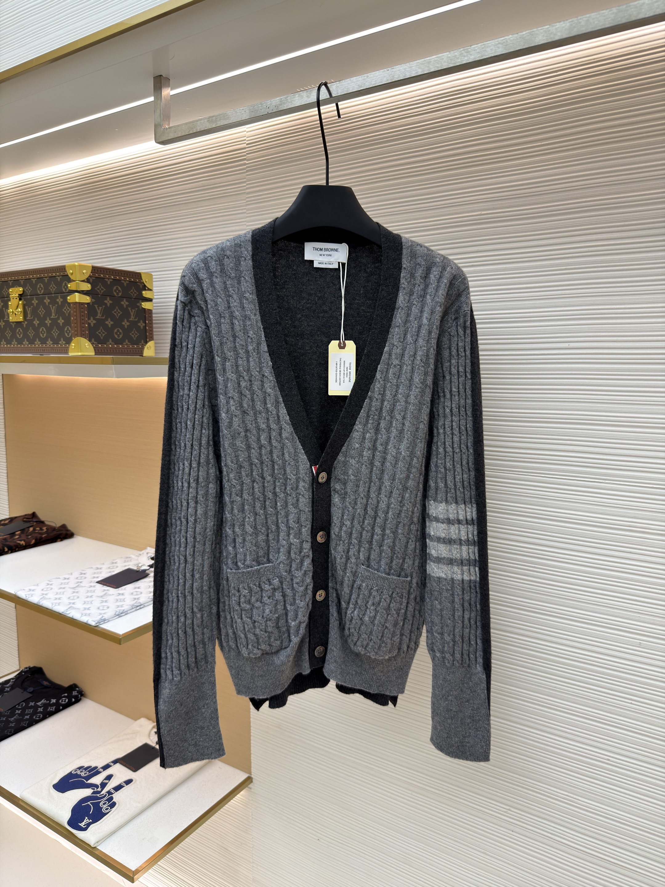 THOM BROWNE 绞花撞色V领针织开衫 毛衣 针织衫 外套 长袖 黑灰色 B5