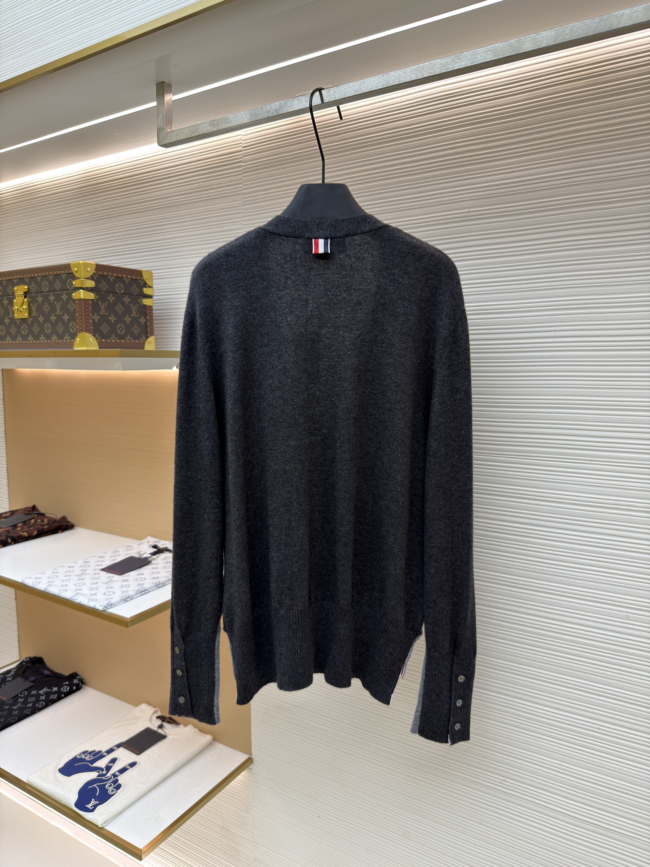 THOM BROWNE 绞花撞色V领针织开衫 毛衣 针织衫 外套 长袖 黑灰色 B5