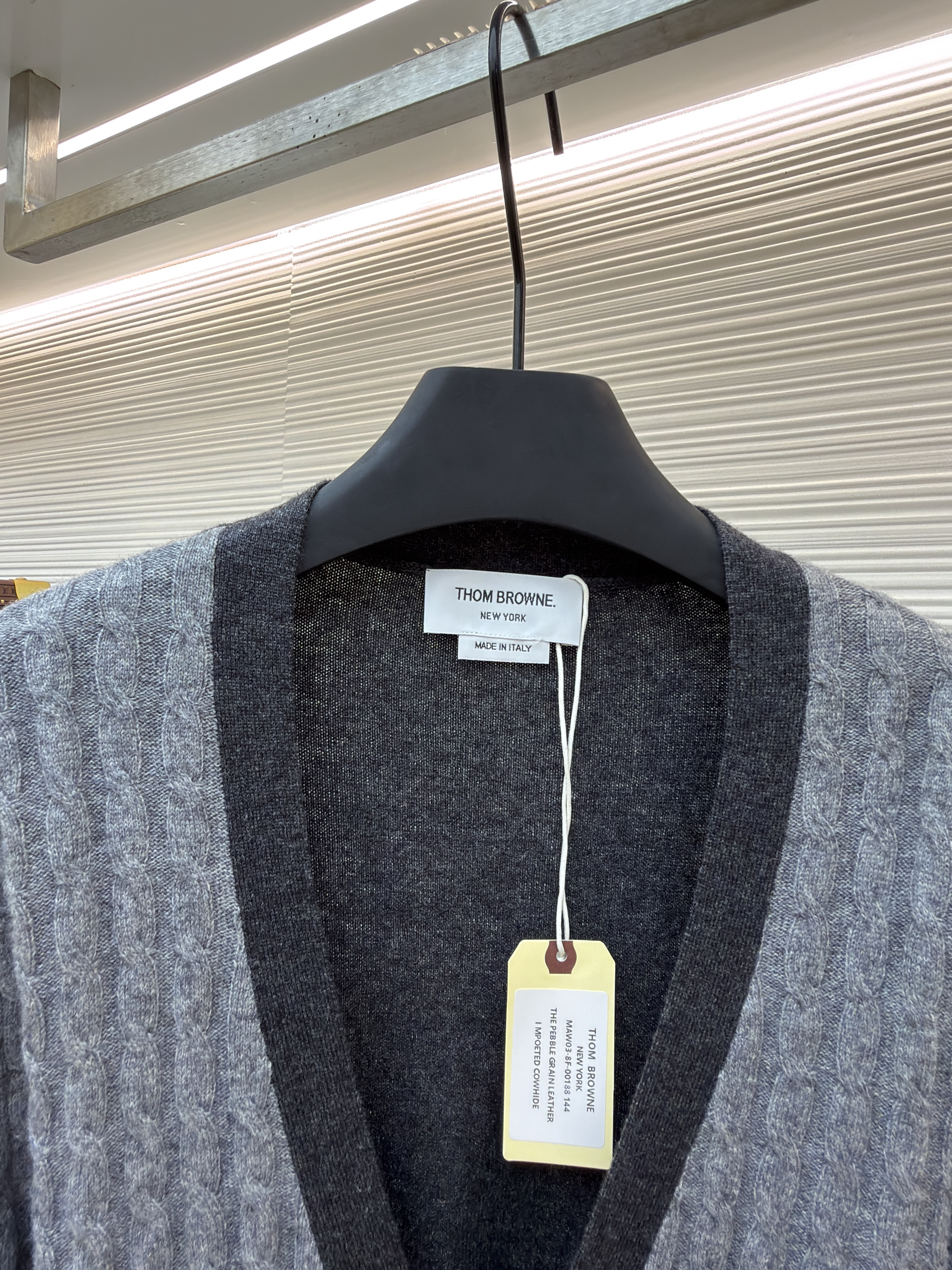 THOM BROWNE 绞花撞色V领针织开衫 毛衣 针织衫 外套 长袖 黑灰色 B5