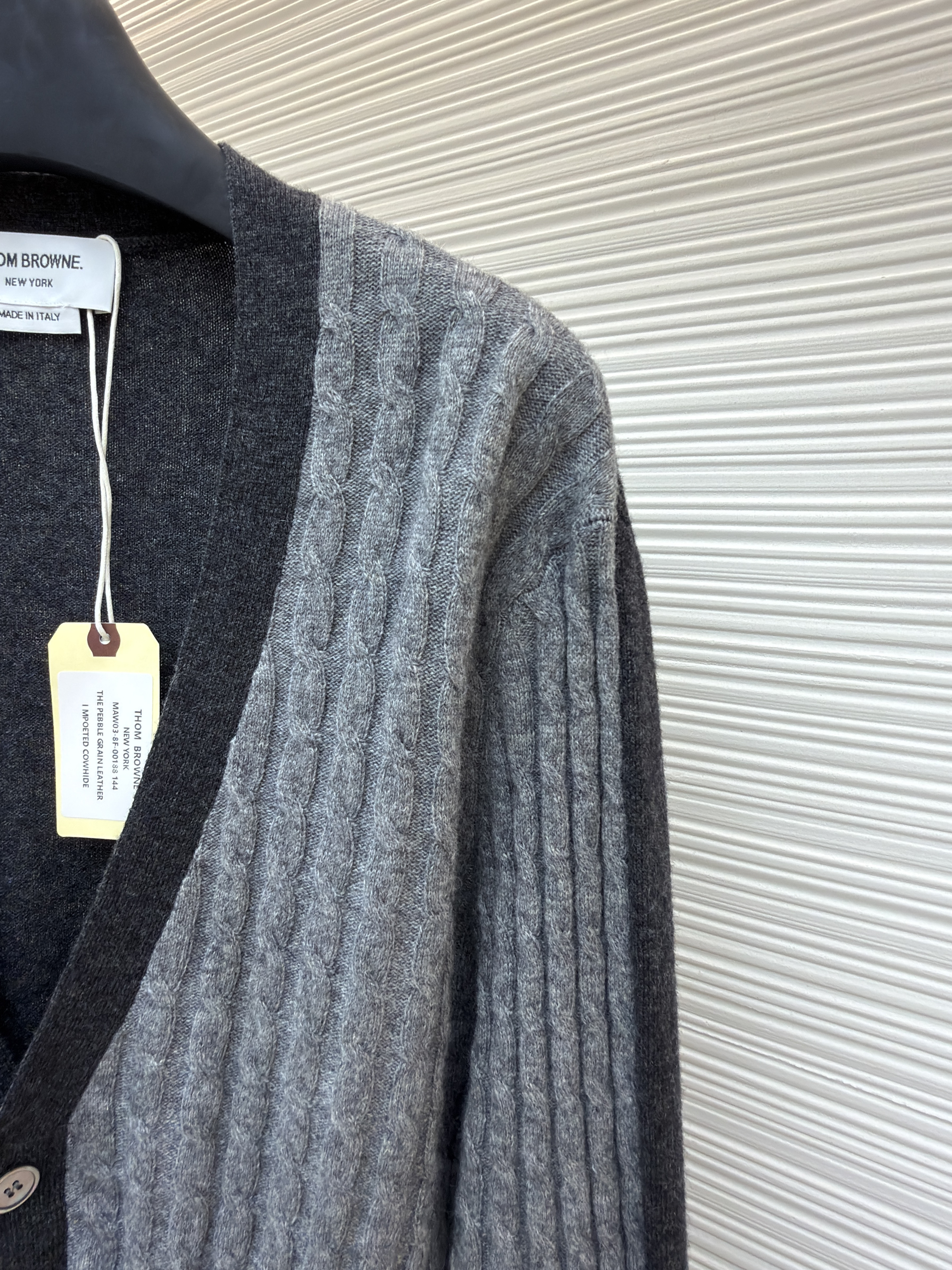 THOM BROWNE 绞花撞色V领针织开衫 毛衣 针织衫 外套 长袖 黑灰色 B5