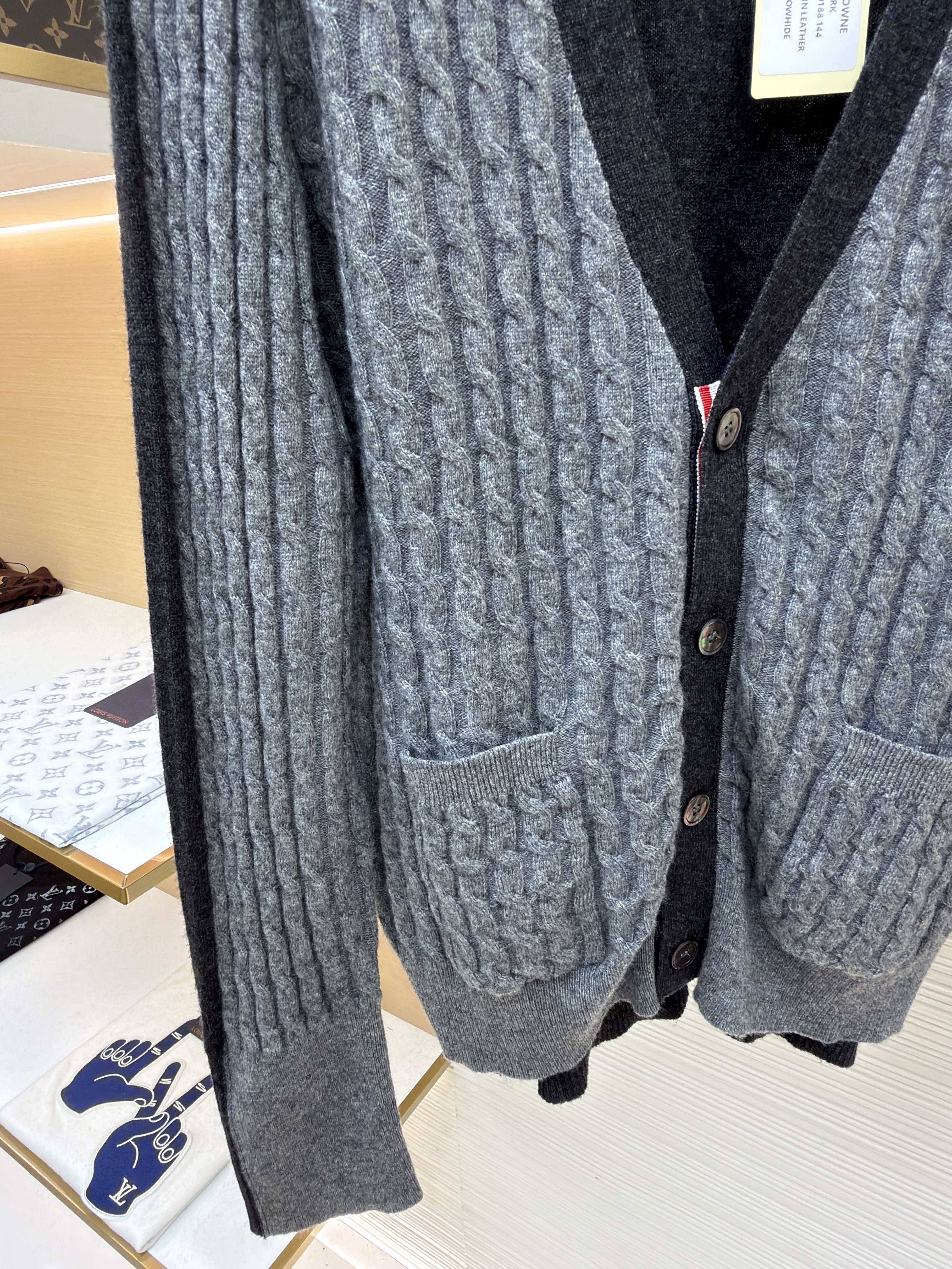THOM BROWNE 绞花撞色V领针织开衫 毛衣 针织衫 外套 长袖 黑灰色 B5