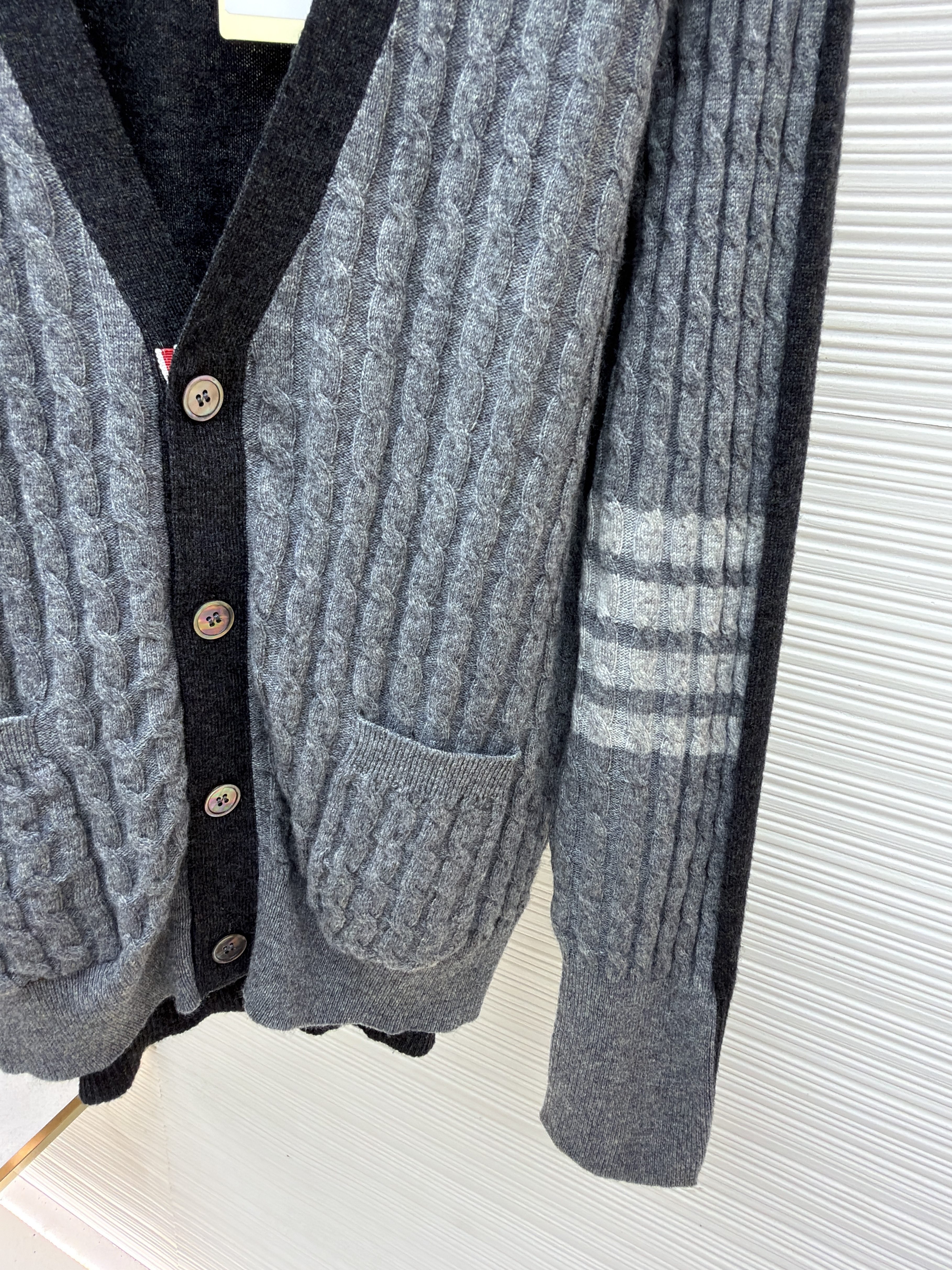 THOM BROWNE 绞花撞色V领针织开衫 毛衣 针织衫 外套 长袖 黑灰色 B5