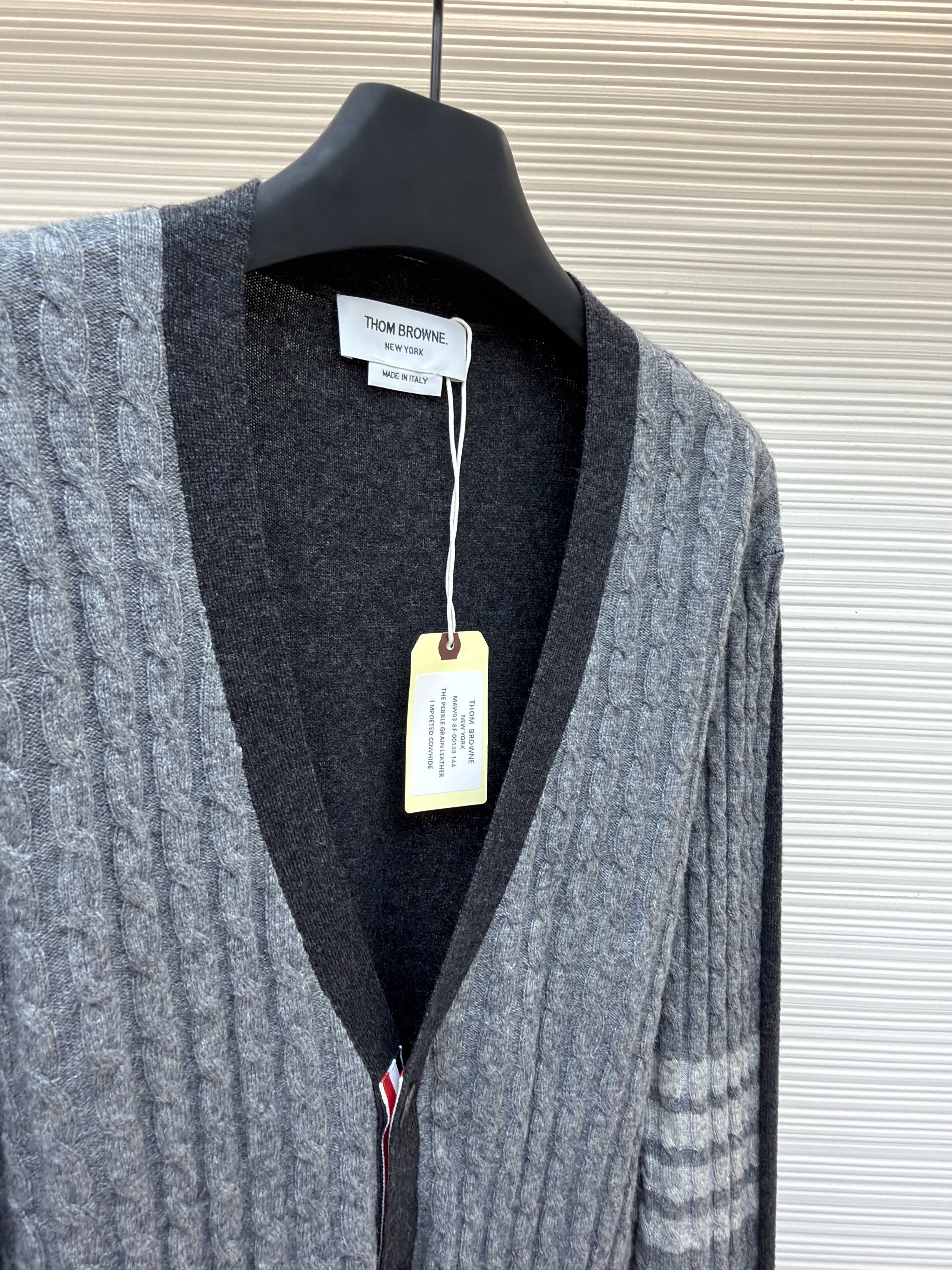 THOM BROWNE 绞花撞色V领针织开衫 毛衣 针织衫 外套 长袖 黑灰色 B5
