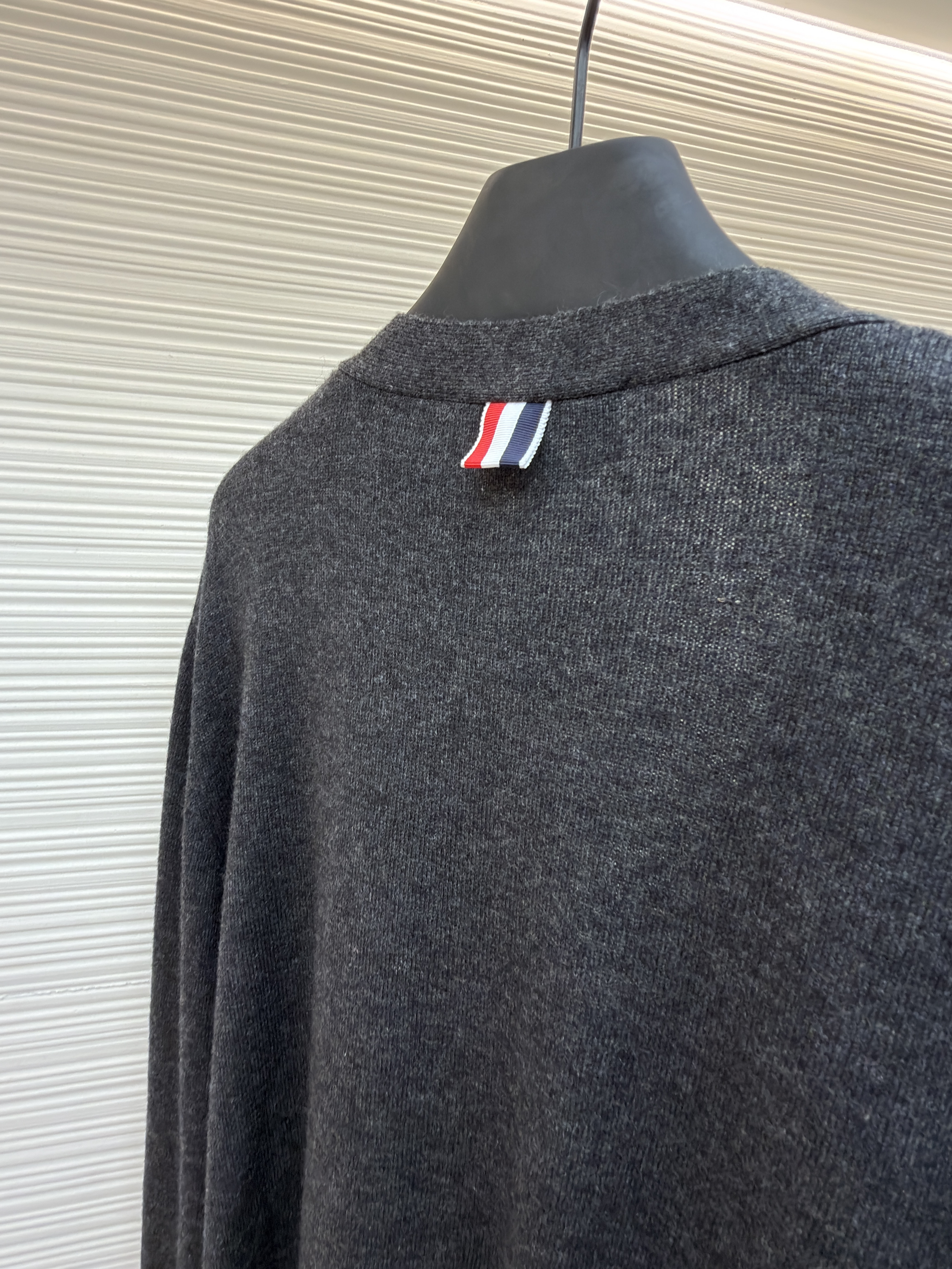 THOM BROWNE 绞花撞色V领针织开衫 毛衣 针织衫 外套 长袖 黑灰色 B5