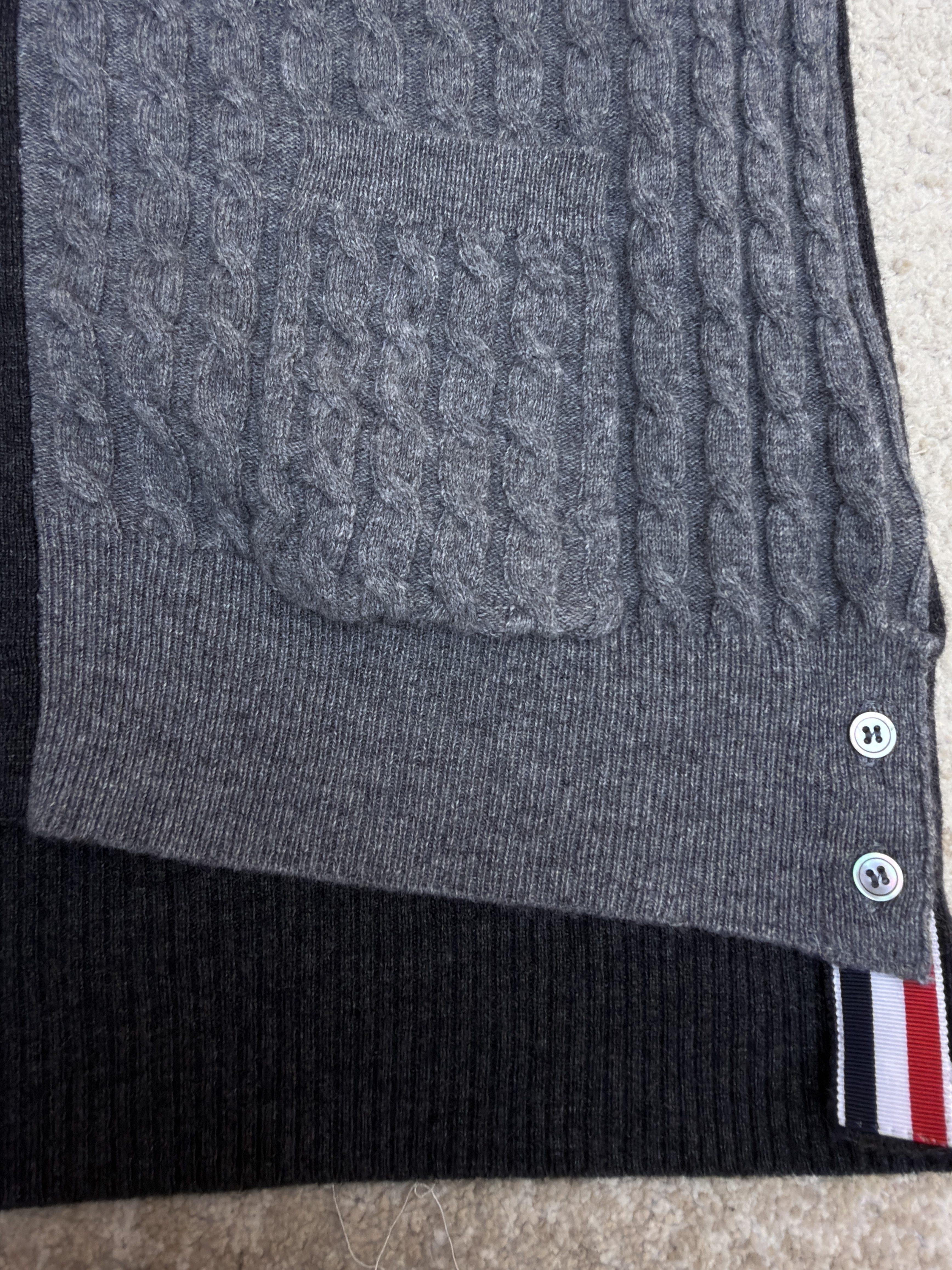 THOM BROWNE 绞花撞色V领针织开衫 毛衣 针织衫 外套 长袖 黑灰色 B5