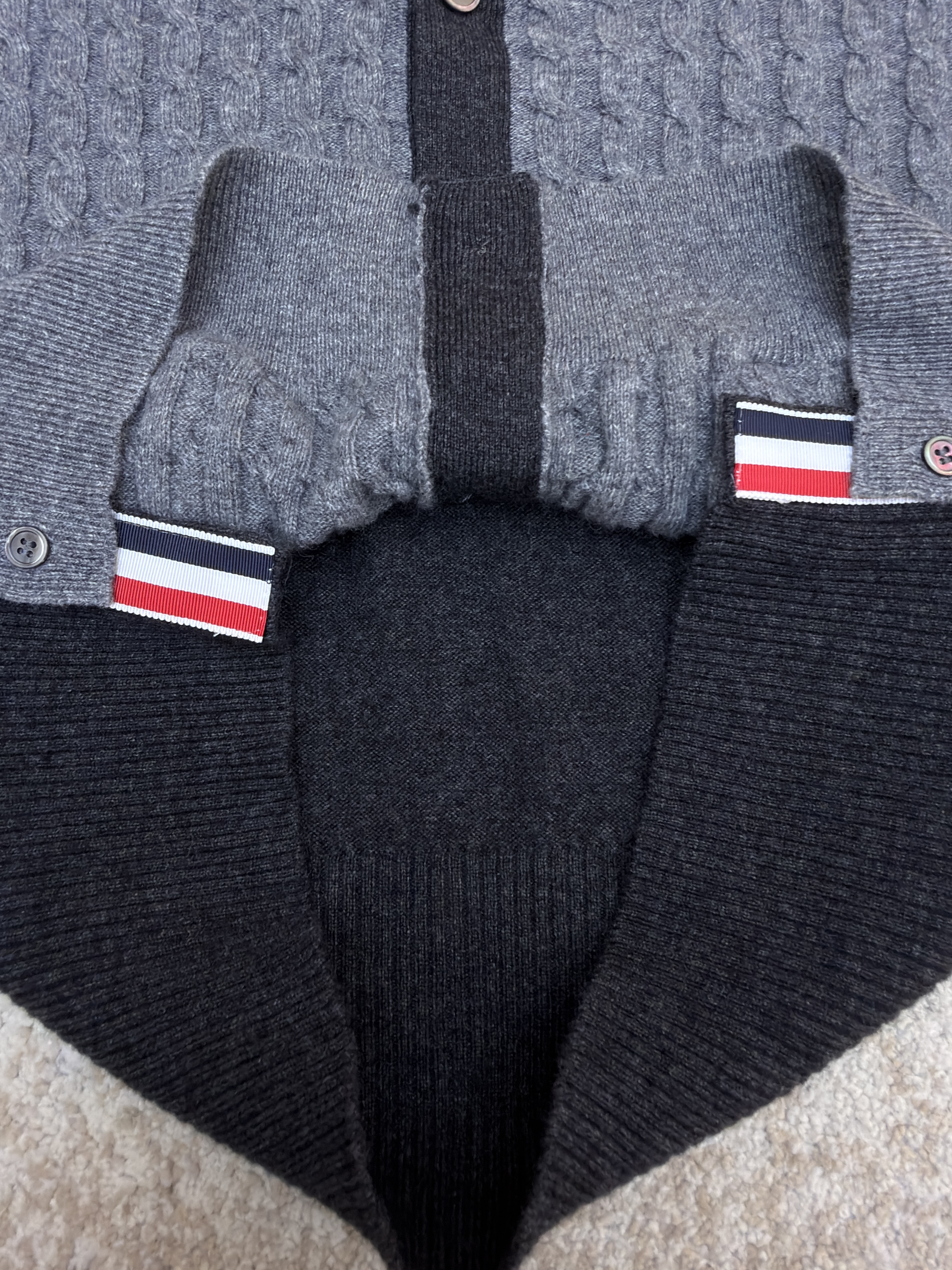 THOM BROWNE 绞花撞色V领针织开衫 毛衣 针织衫 外套 长袖 黑灰色 B5