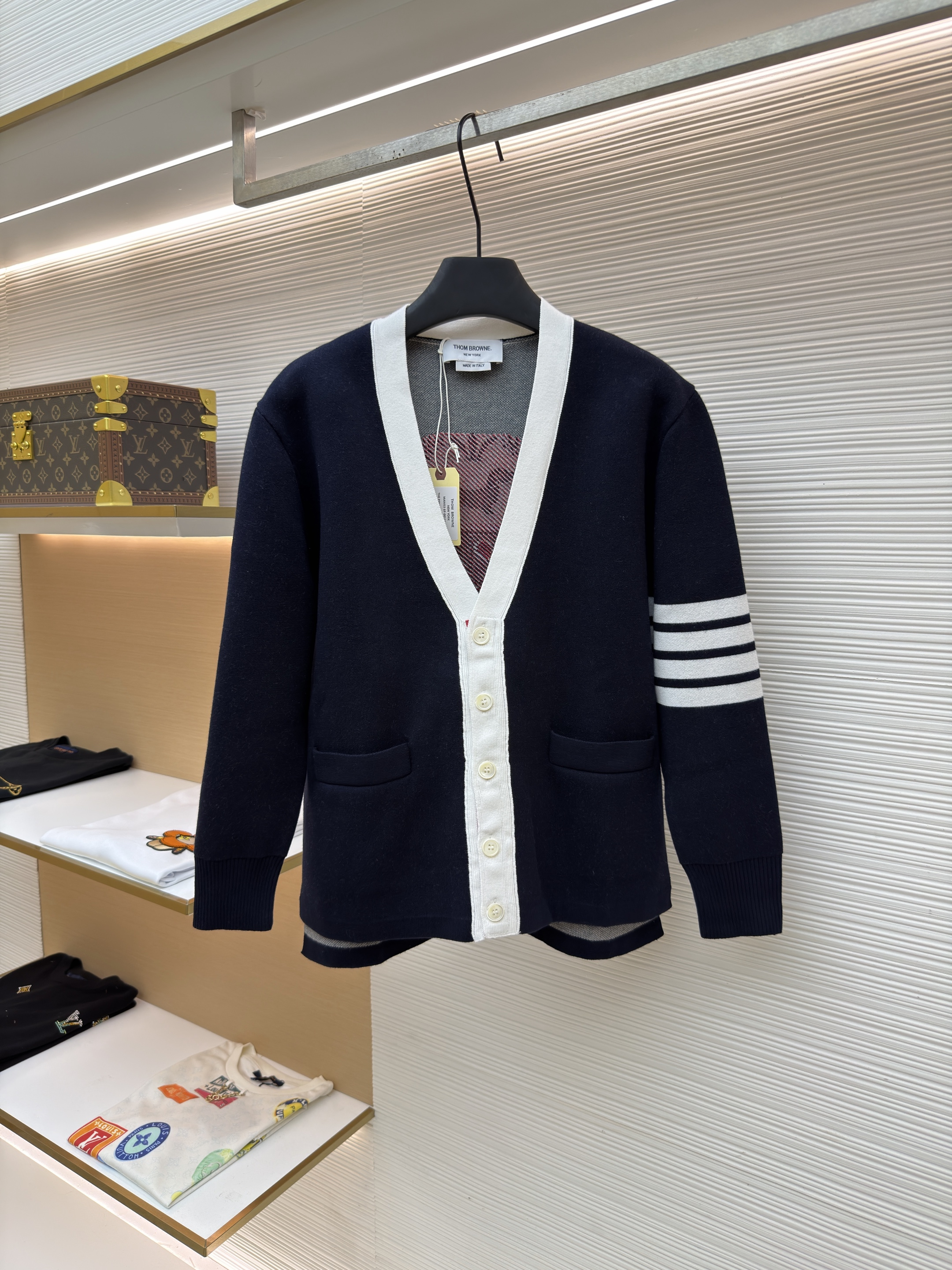 THOM BROWNE 学院徽章V领针织开衫 毛衣 针织衫 外套 长袖 藏蓝色 灰色 B5