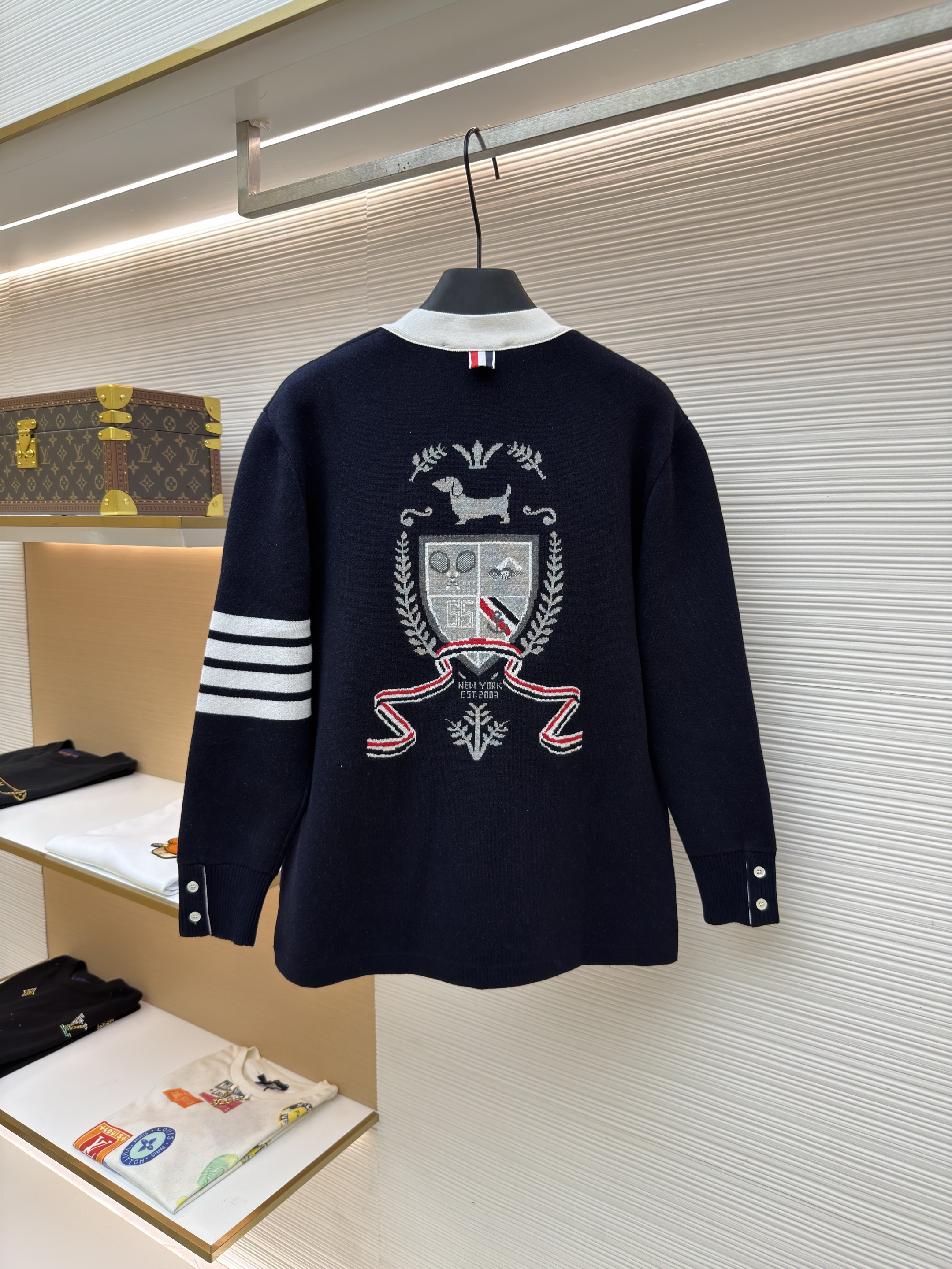 THOM BROWNE 学院徽章V领针织开衫 毛衣 针织衫 外套 长袖 藏蓝色 灰色 B5
