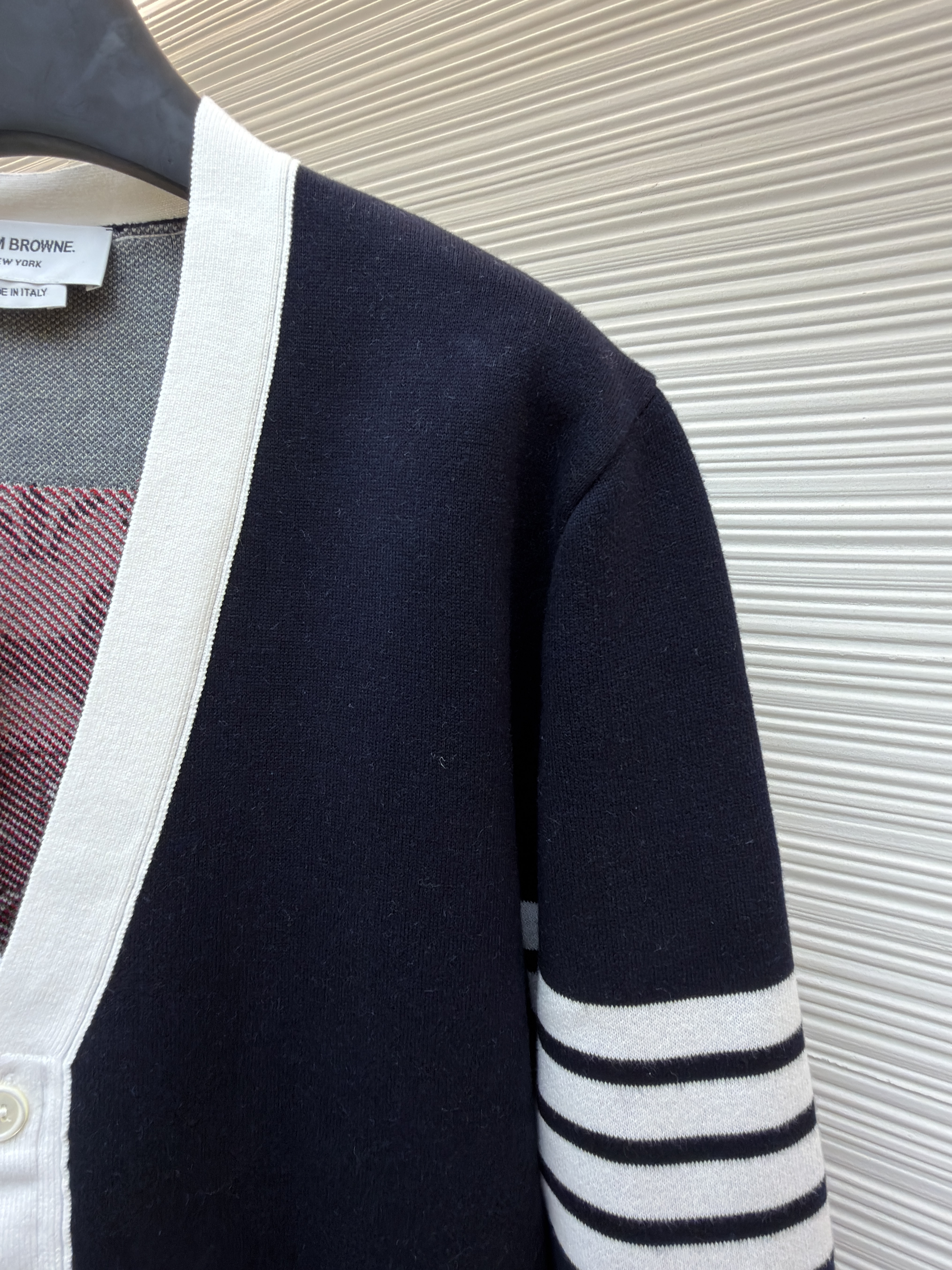 THOM BROWNE 学院徽章V领针织开衫 毛衣 针织衫 外套 长袖 藏蓝色 灰色 B5