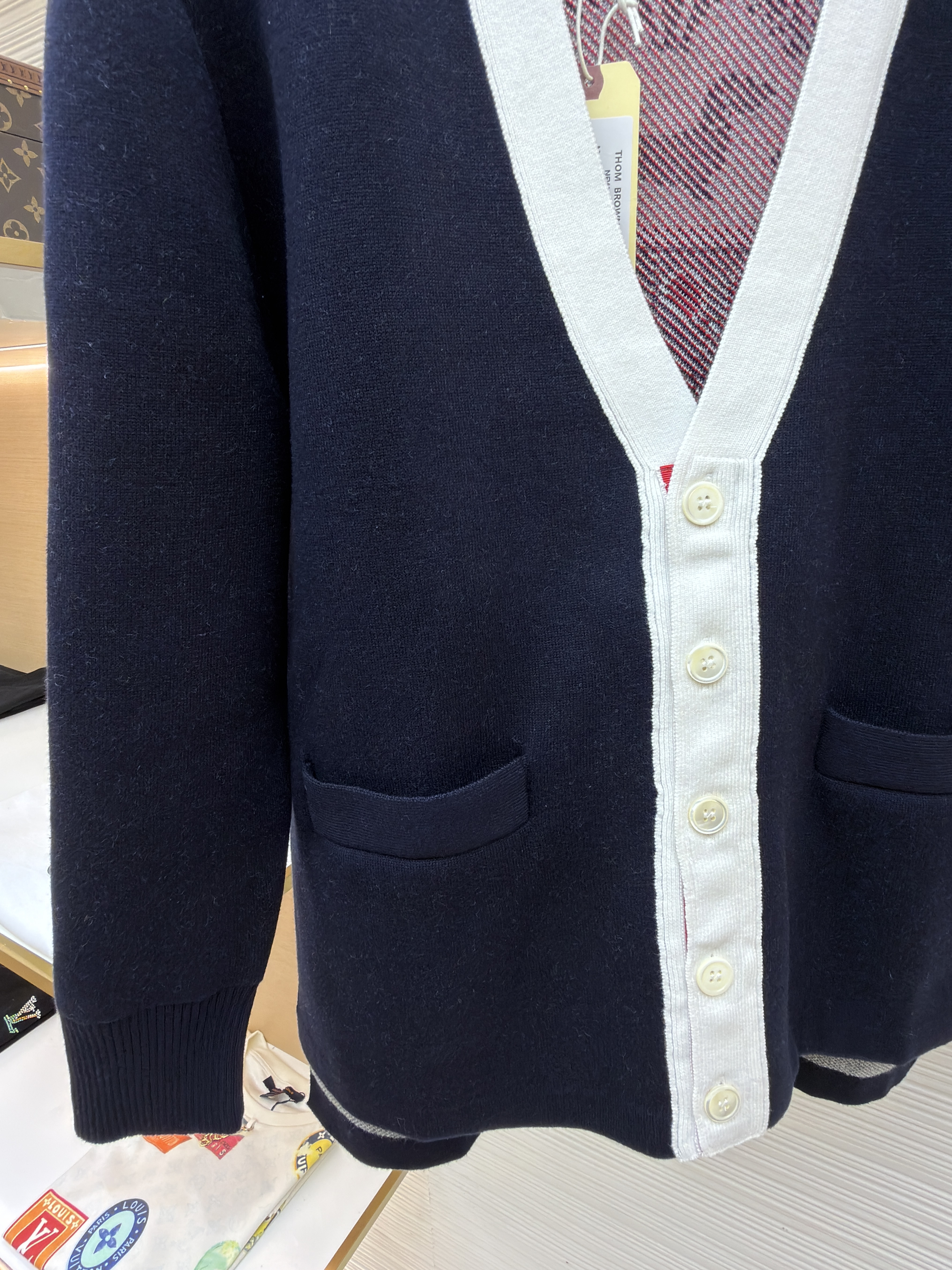THOM BROWNE 学院徽章V领针织开衫 毛衣 针织衫 外套 长袖 藏蓝色 灰色 B5
