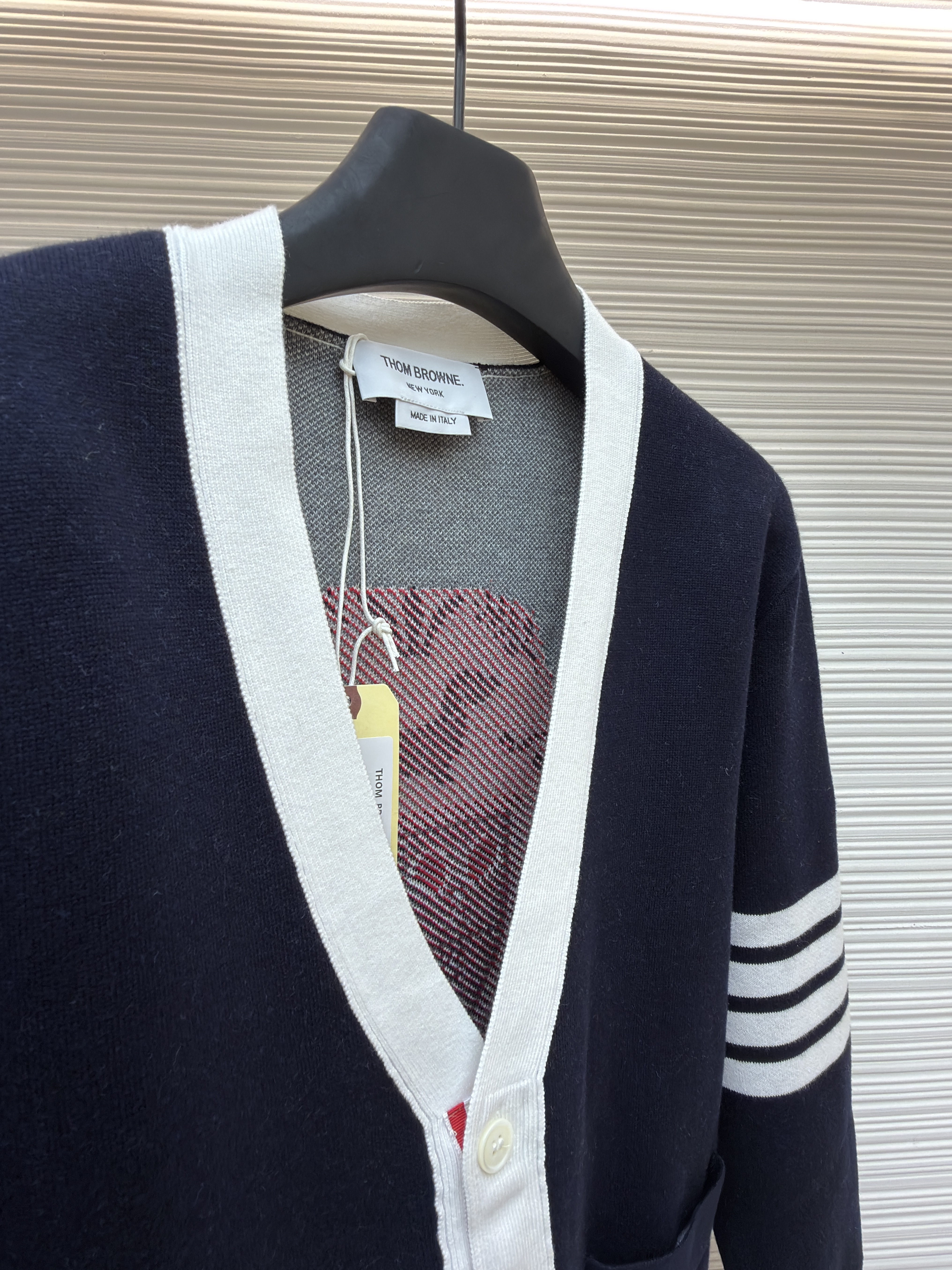 THOM BROWNE 学院徽章V领针织开衫 毛衣 针织衫 外套 长袖 藏蓝色 灰色 B5