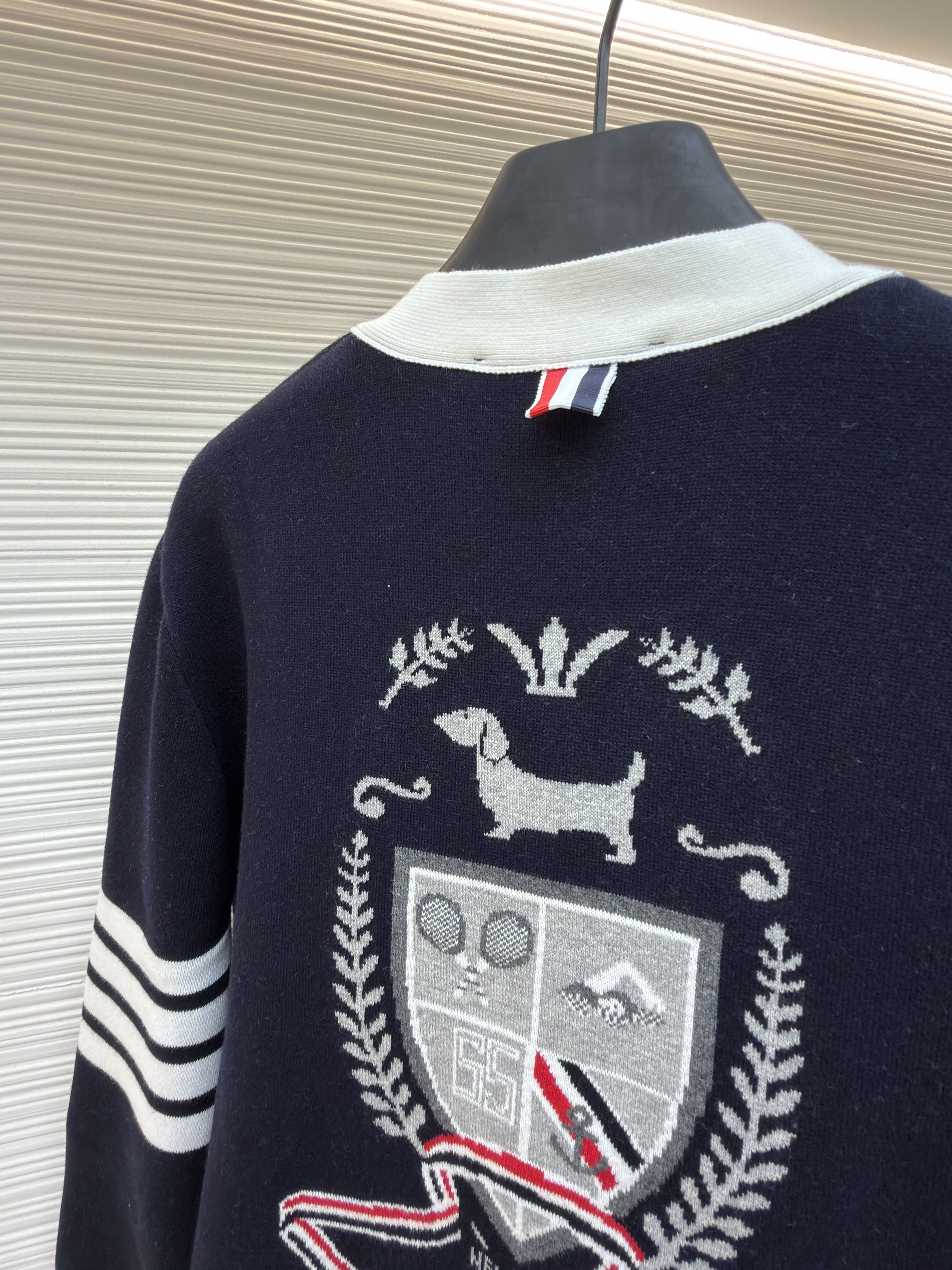 THOM BROWNE 学院徽章V领针织开衫 毛衣 针织衫 外套 长袖 藏蓝色 灰色 B5