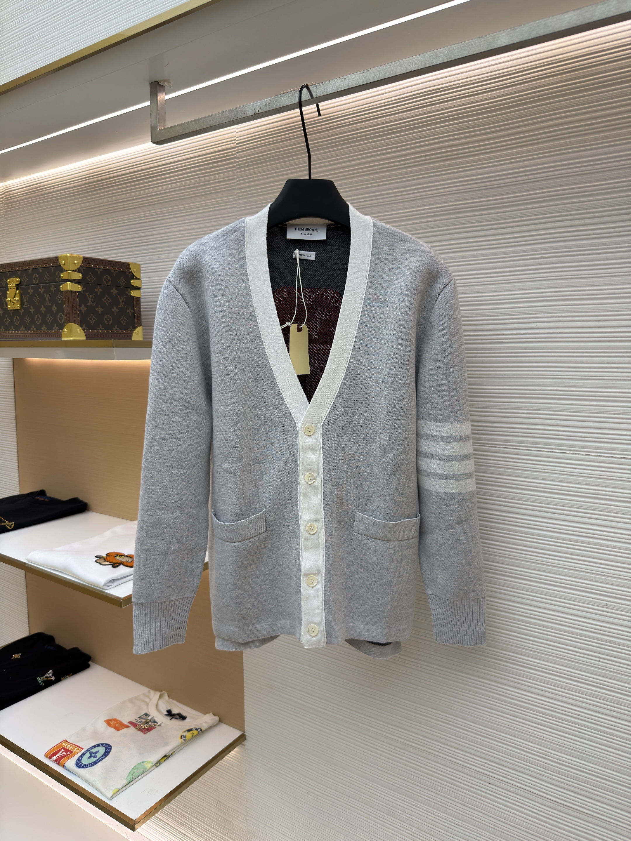 THOM BROWNE 学院徽章V领针织开衫 毛衣 针织衫 外套 长袖 藏蓝色 灰色 B5