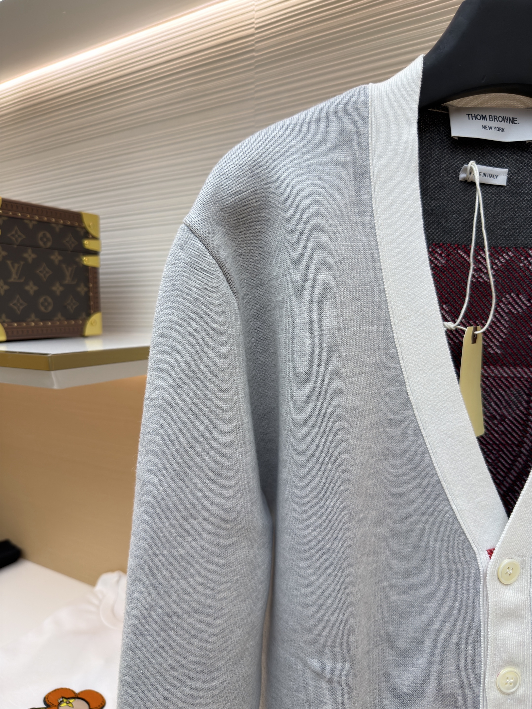 THOM BROWNE 学院徽章V领针织开衫 毛衣 针织衫 外套 长袖 藏蓝色 灰色 B5