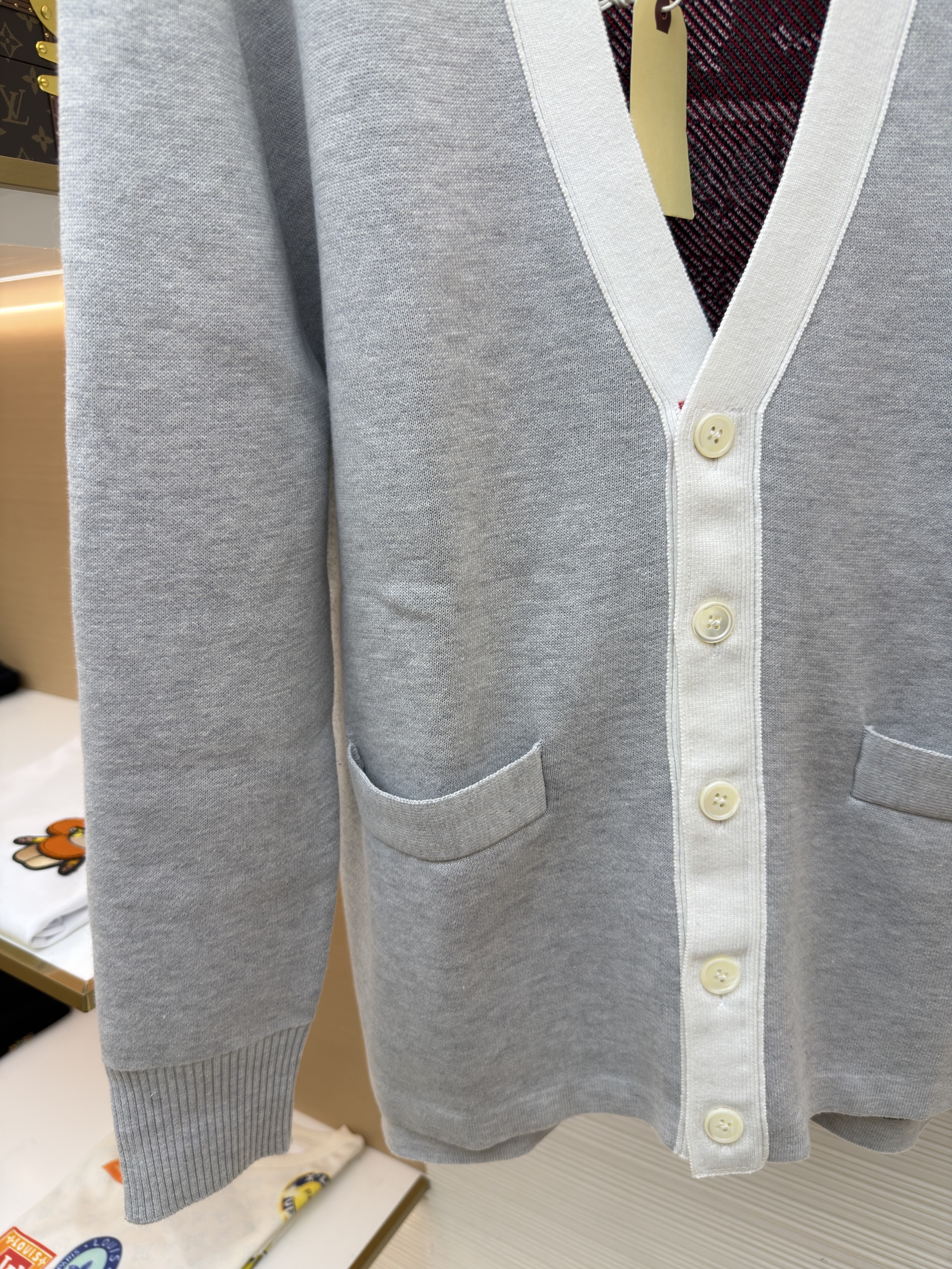 THOM BROWNE 学院徽章V领针织开衫 毛衣 针织衫 外套 长袖 藏蓝色 灰色 B5