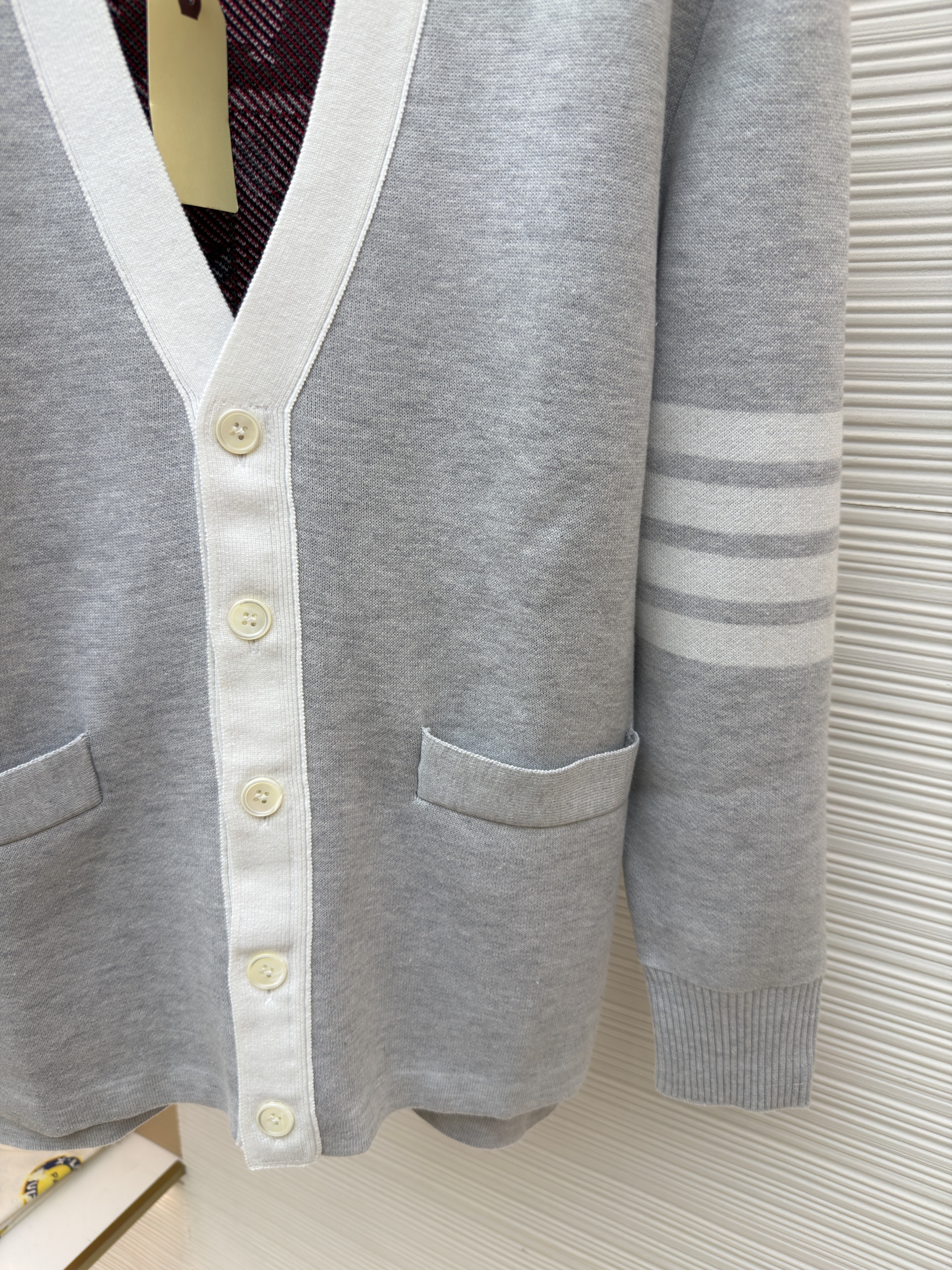 THOM BROWNE 学院徽章V领针织开衫 毛衣 针织衫 外套 长袖 藏蓝色 灰色 B5