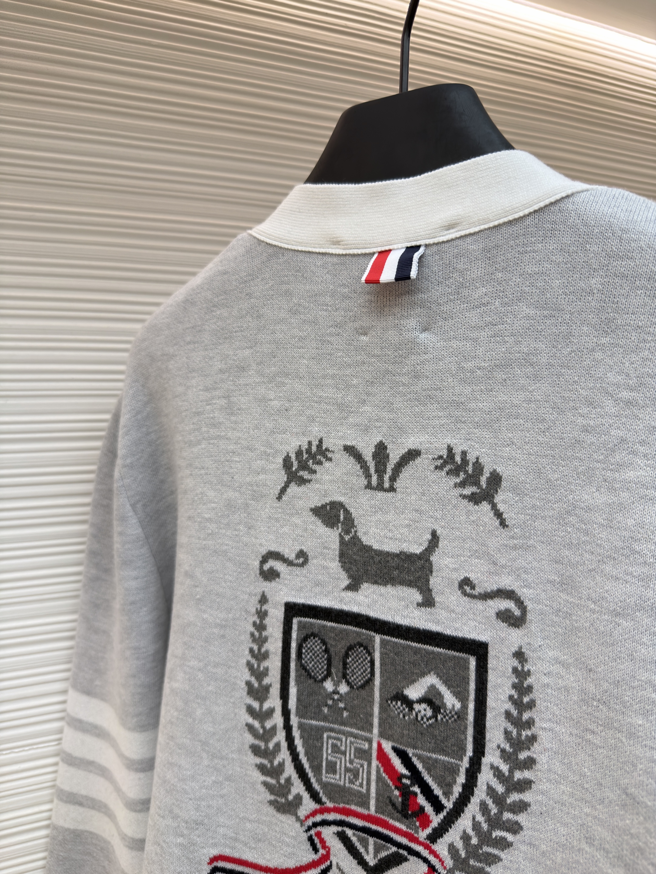 THOM BROWNE 学院徽章V领针织开衫 毛衣 针织衫 外套 长袖 藏蓝色 灰色 B5
