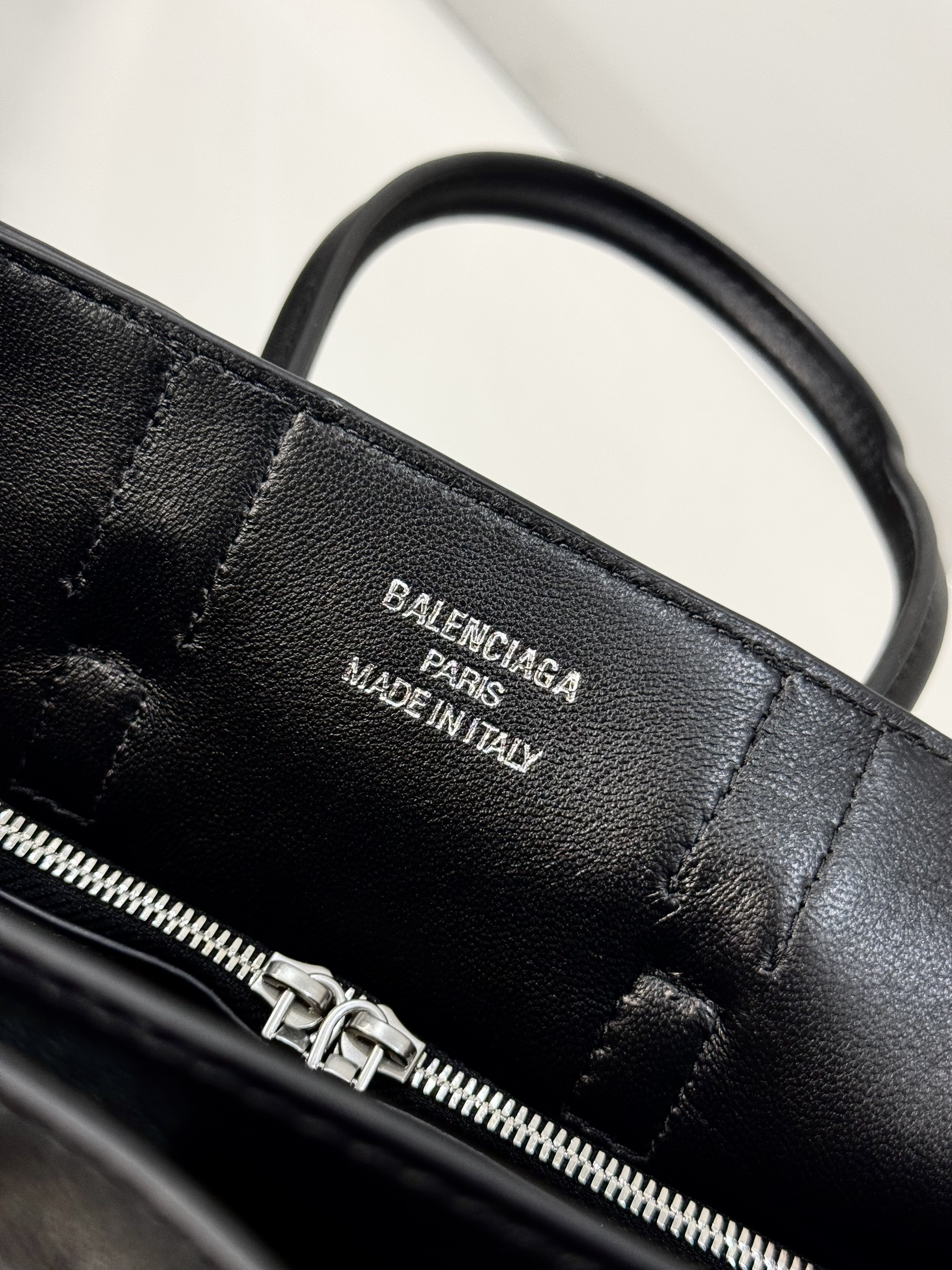 23CM-mini 巴黎世家 单肩斜跨 Balenciag Bel Air  (Crossbody/Shoulder) Cowhide Tote – Black 8357322ABAW1000