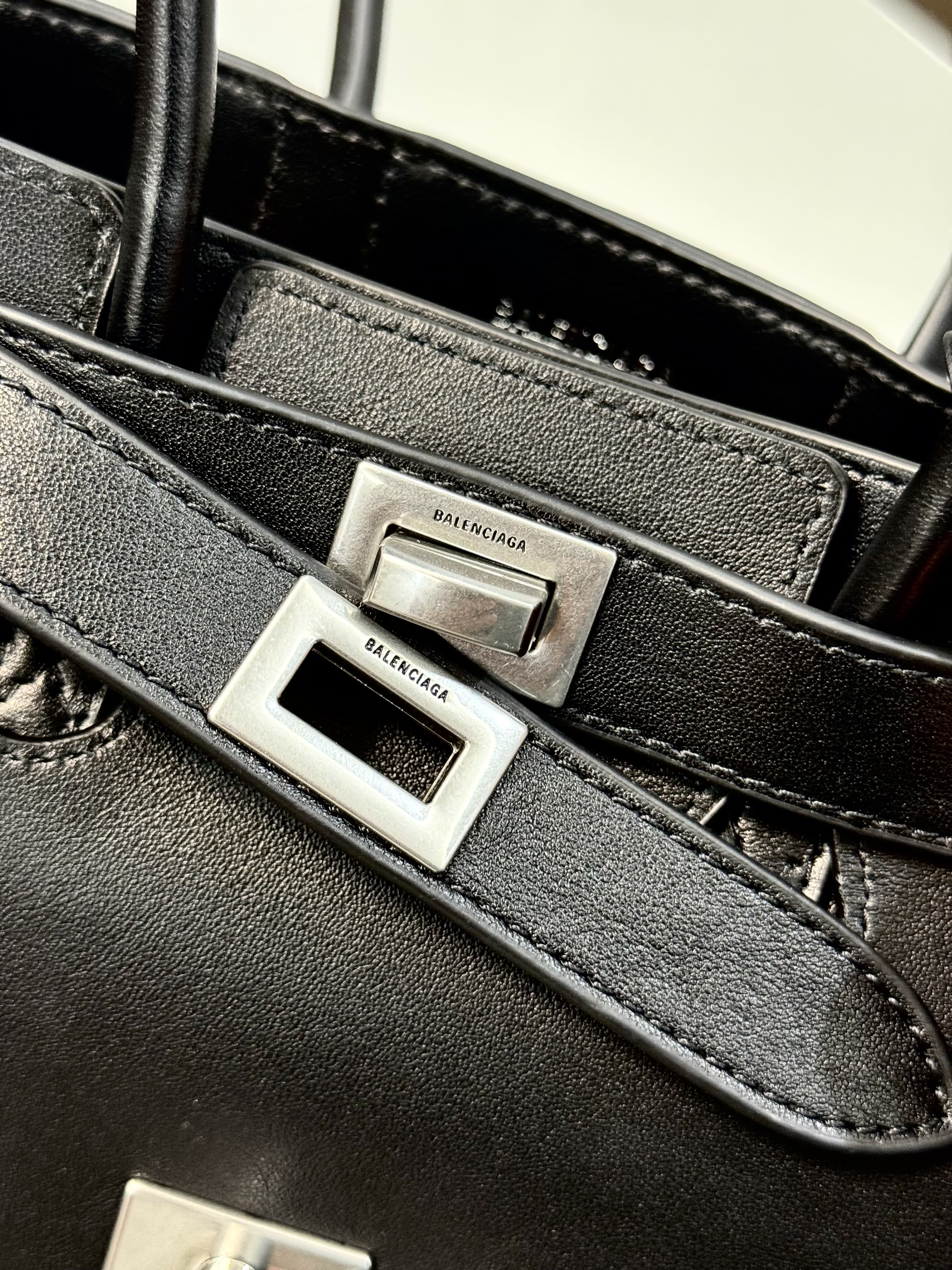 23CM-mini 巴黎世家 单肩斜跨 Balenciag Bel Air  (Crossbody/Shoulder) Cowhide Tote – Black 8357322ABAW1000