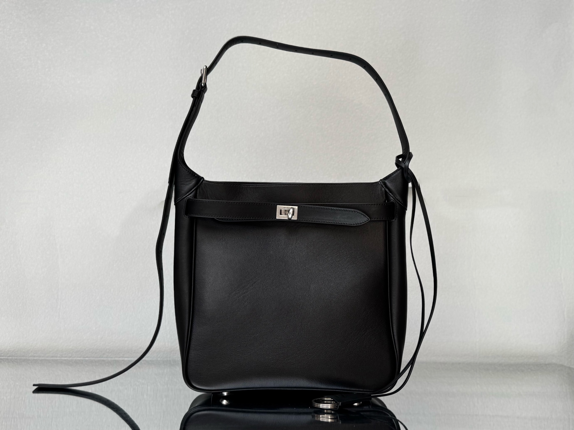 43CM/25CM  巴黎世家 单肩斜跨 Balenciag Bel Air  (Crossbody/Shoulder) Cowhide hobo– Black  