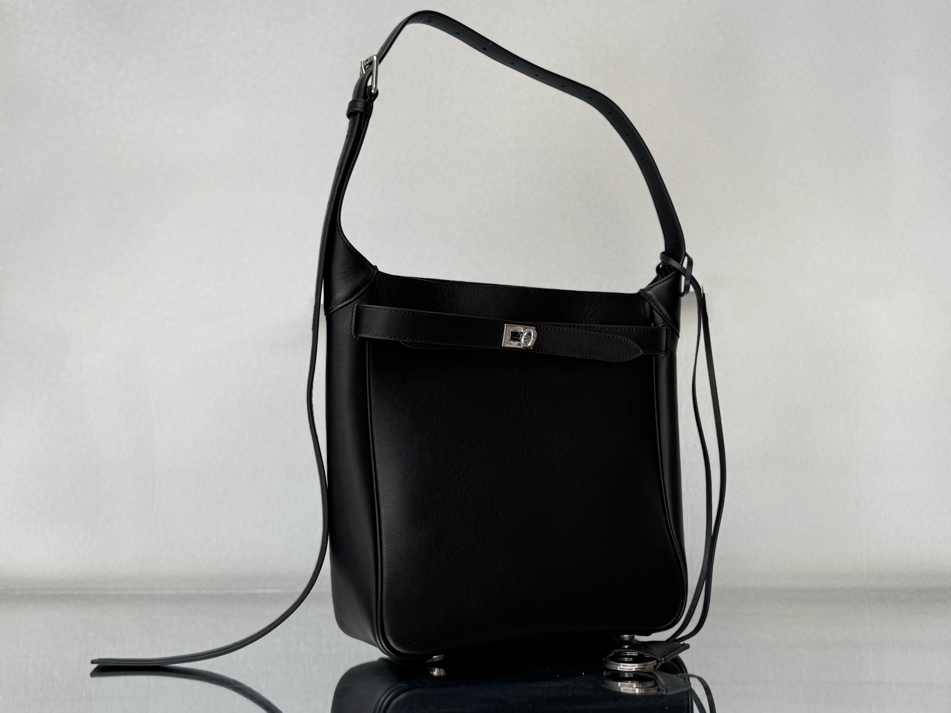 43CM/25CM  巴黎世家 单肩斜跨 Balenciag Bel Air  (Crossbody/Shoulder) Cowhide hobo– Black  