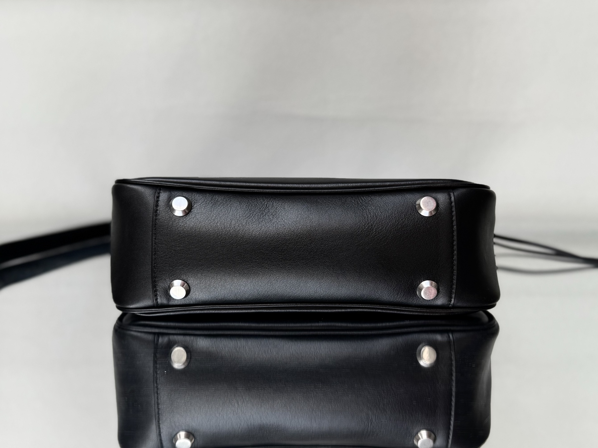 43CM/25CM  巴黎世家 单肩斜跨 Balenciag Bel Air  (Crossbody/Shoulder) Cowhide hobo– Black  