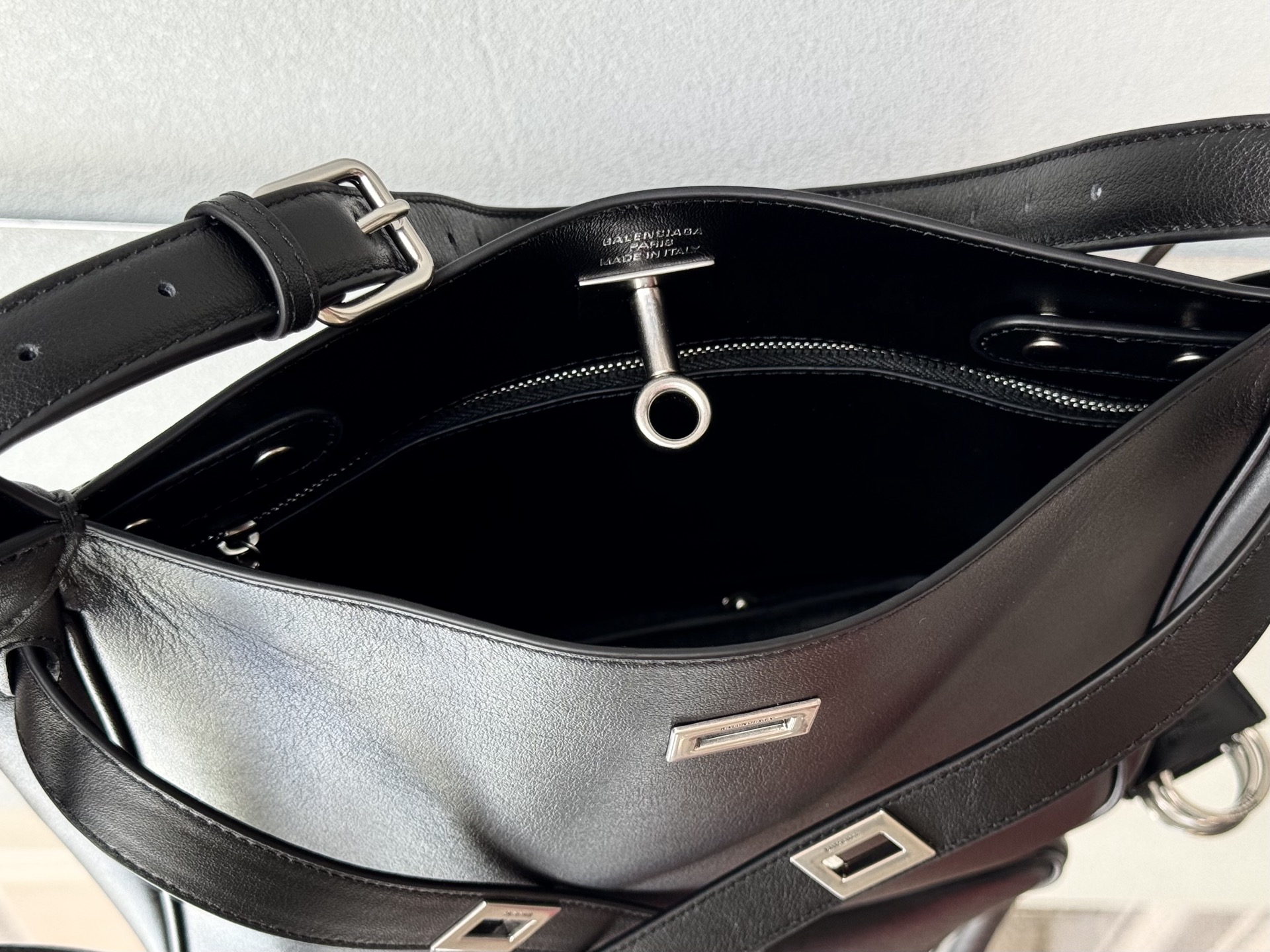 43CM/25CM  巴黎世家 单肩斜跨 Balenciag Bel Air  (Crossbody/Shoulder) Cowhide hobo– Black  