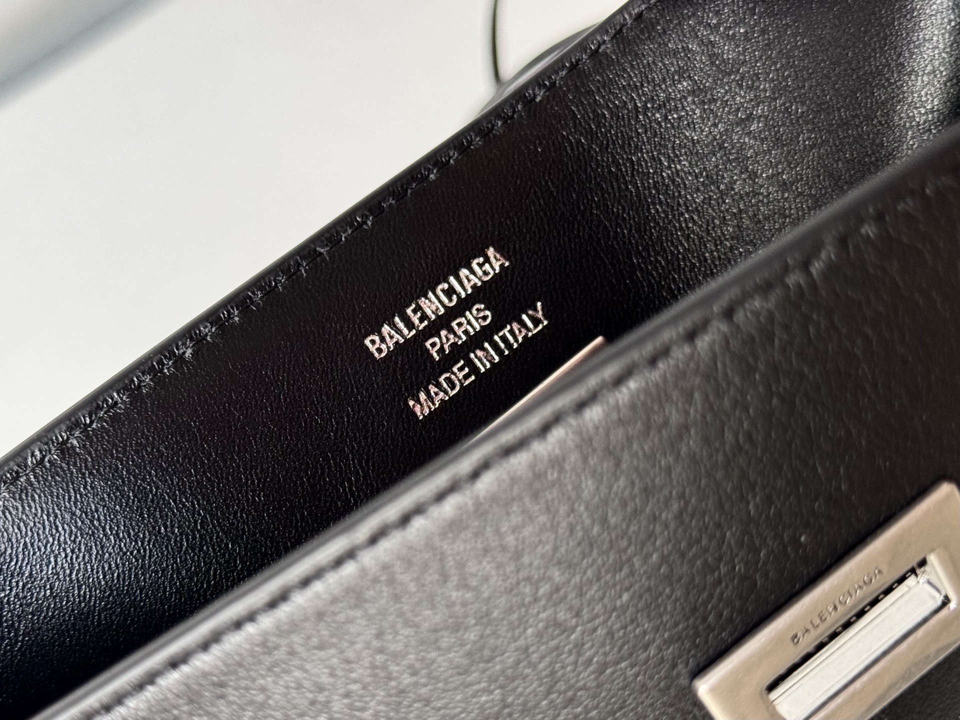 43CM/25CM  巴黎世家 单肩斜跨 Balenciag Bel Air  (Crossbody/Shoulder) Cowhide hobo– Black  