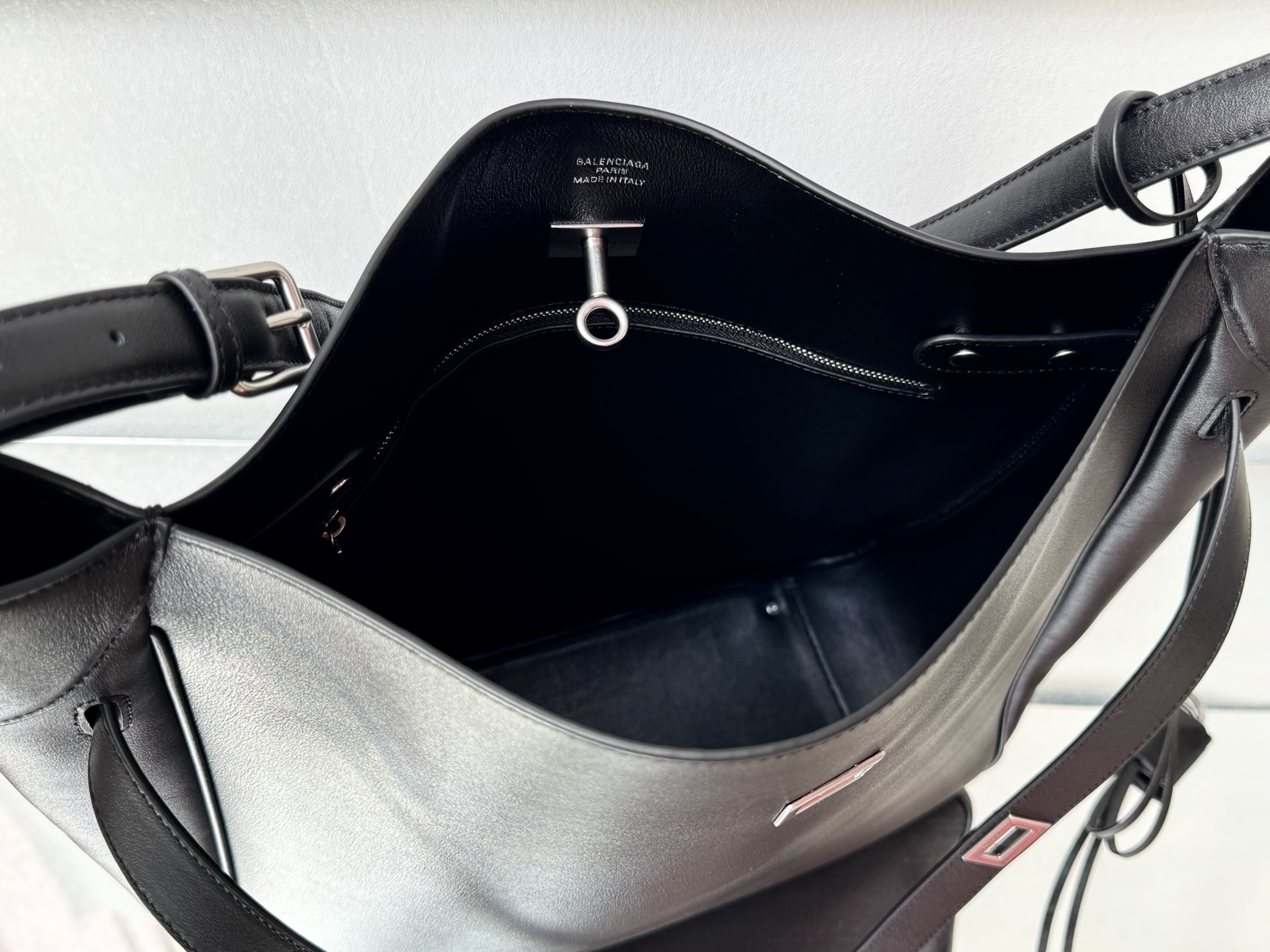 43CM/25CM  巴黎世家 单肩斜跨 Balenciag Bel Air  (Crossbody/Shoulder) Cowhide hobo– Black  