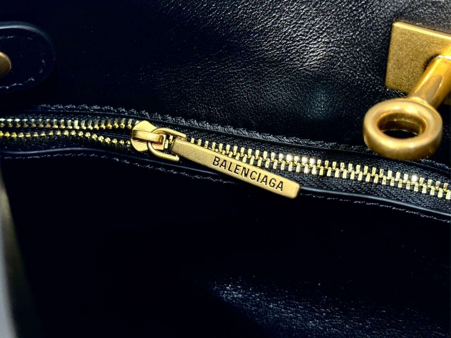 43CM/25CM  金扣 巴黎世家 单肩斜跨 Balenciag Bel Air  (Crossbody/Shoulder) Cowhide hobo– Black  