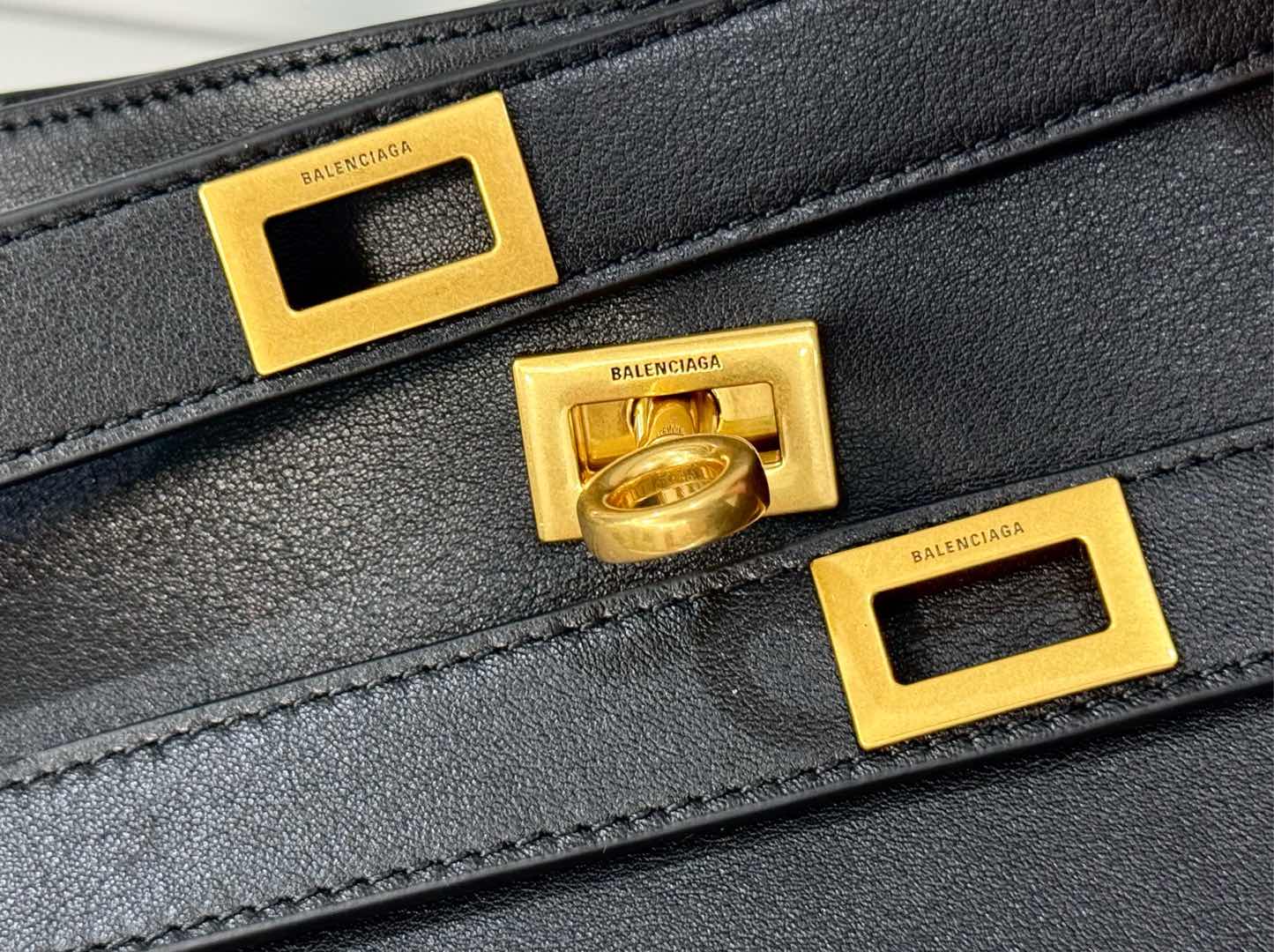 43CM/25CM  金扣 巴黎世家 单肩斜跨 Balenciag Bel Air  (Crossbody/Shoulder) Cowhide hobo– Black  