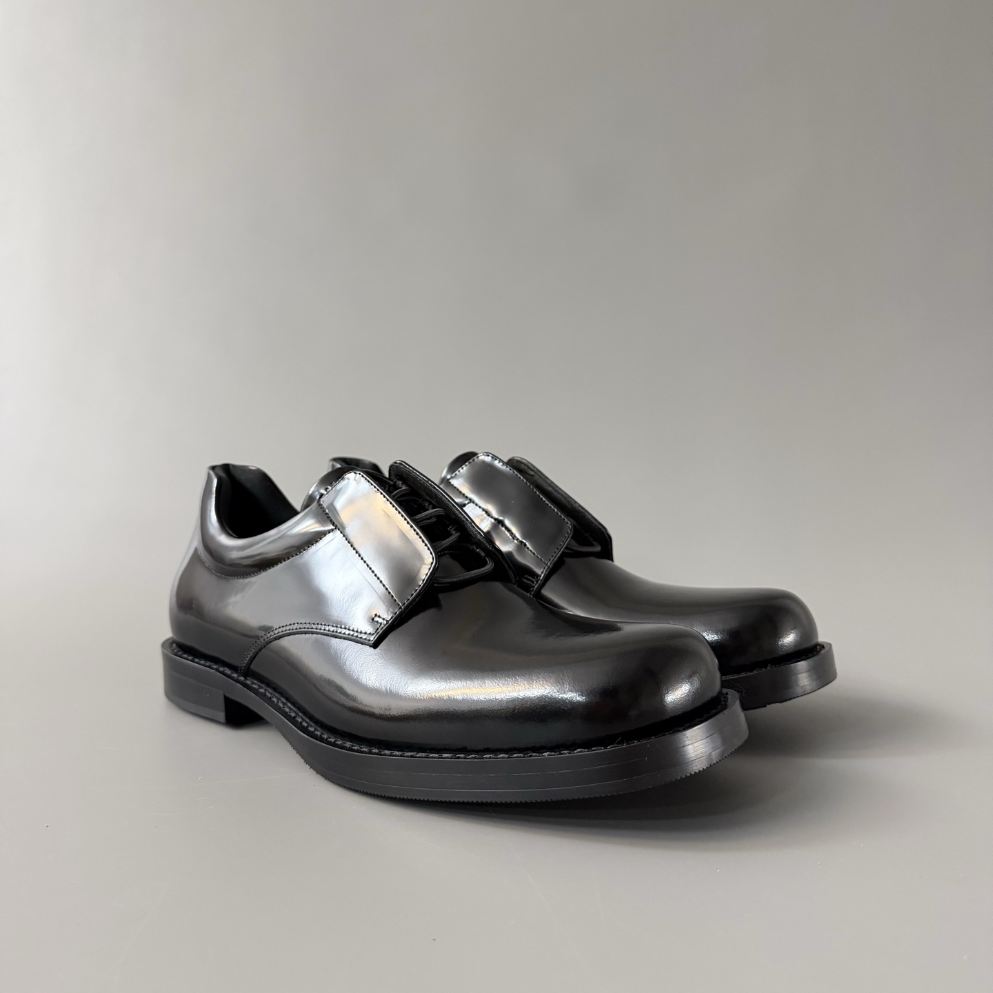 Balenciaga  巴黎世家 Comfy  亮面小牛皮 方头  套脚 德比鞋 皮鞋 黑色 C0-876290WBEC01000