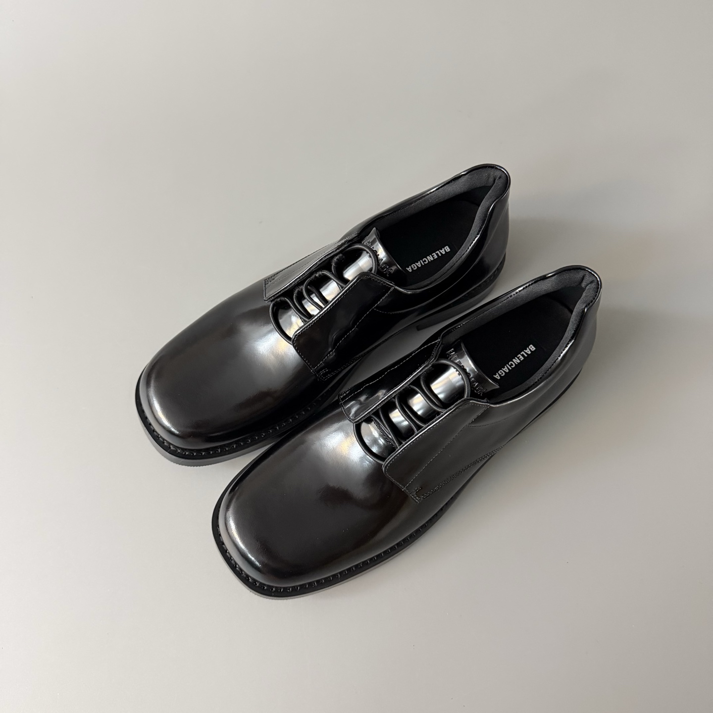 Balenciaga  巴黎世家 Comfy  亮面小牛皮 方头  套脚 德比鞋 皮鞋 黑色 C0-876290WBEC01000