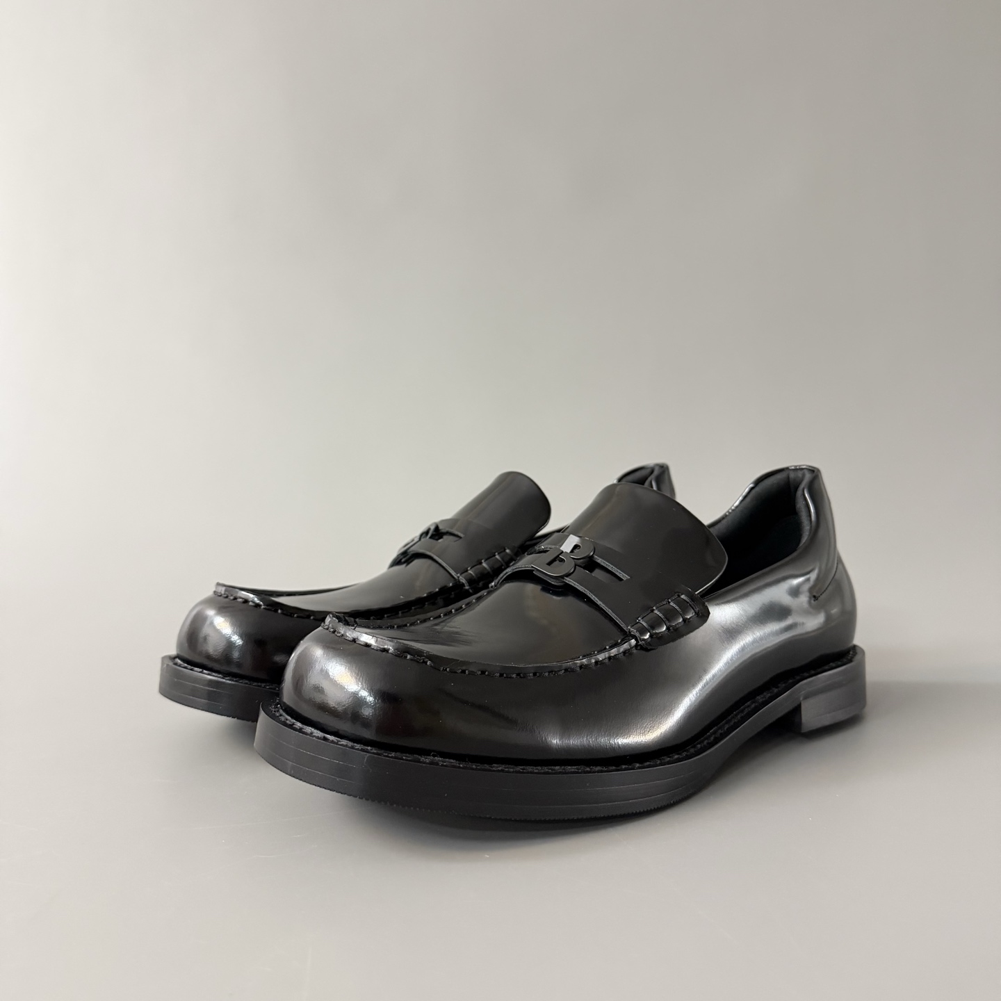 Balenciaga  巴黎世家 Comfy  亮面小牛皮 方头  套脚 乐福 皮鞋 黑色 C0-876324WBEC11001