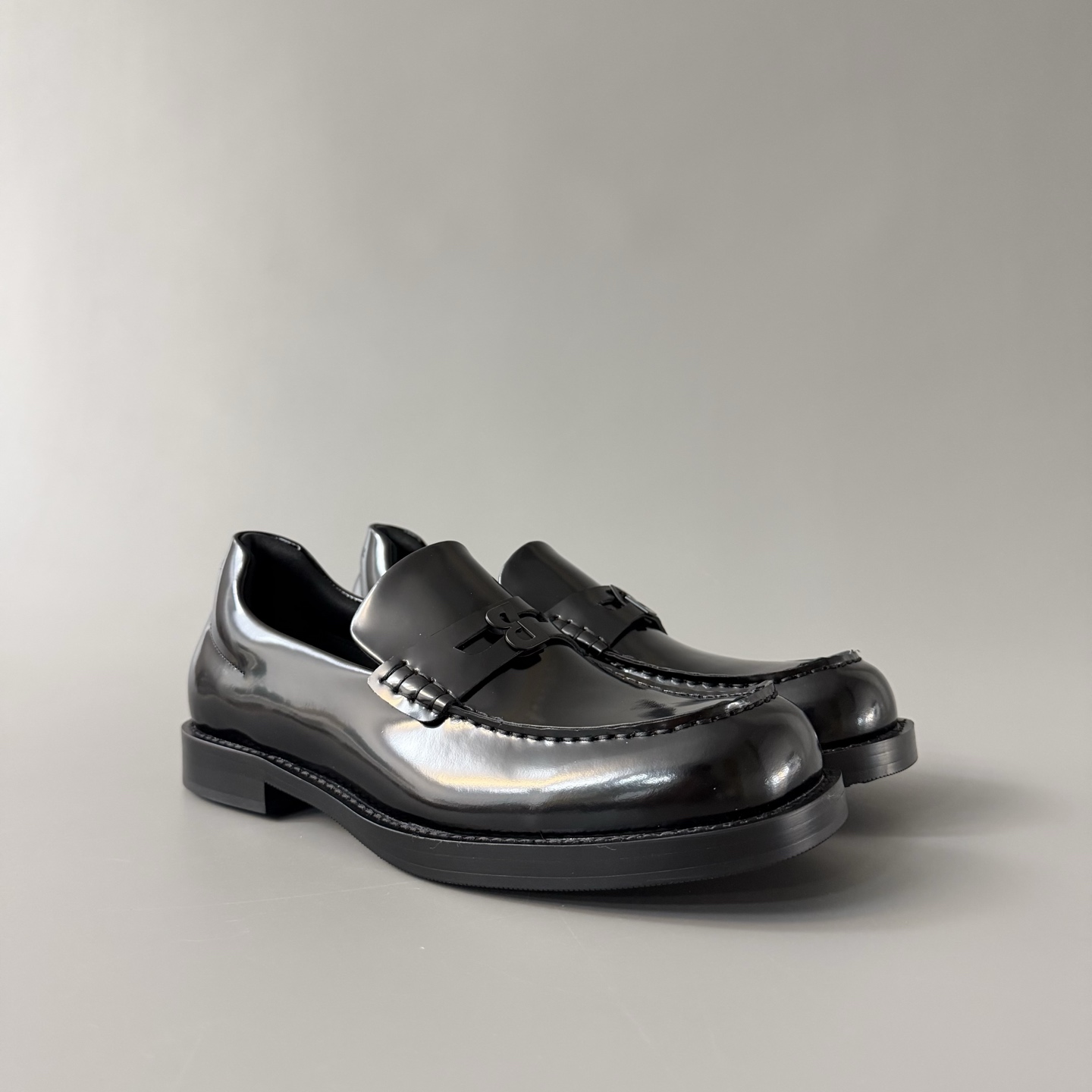 Balenciaga  巴黎世家 Comfy  亮面小牛皮 方头  套脚 乐福 皮鞋 黑色 C0-876324WBEC11001