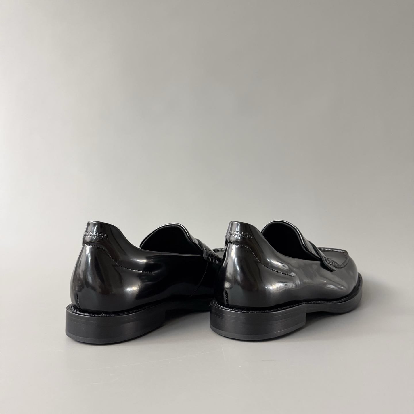 Balenciaga  巴黎世家 Comfy  亮面小牛皮 方头  套脚 乐福 皮鞋 黑色 C0-876324WBEC11001