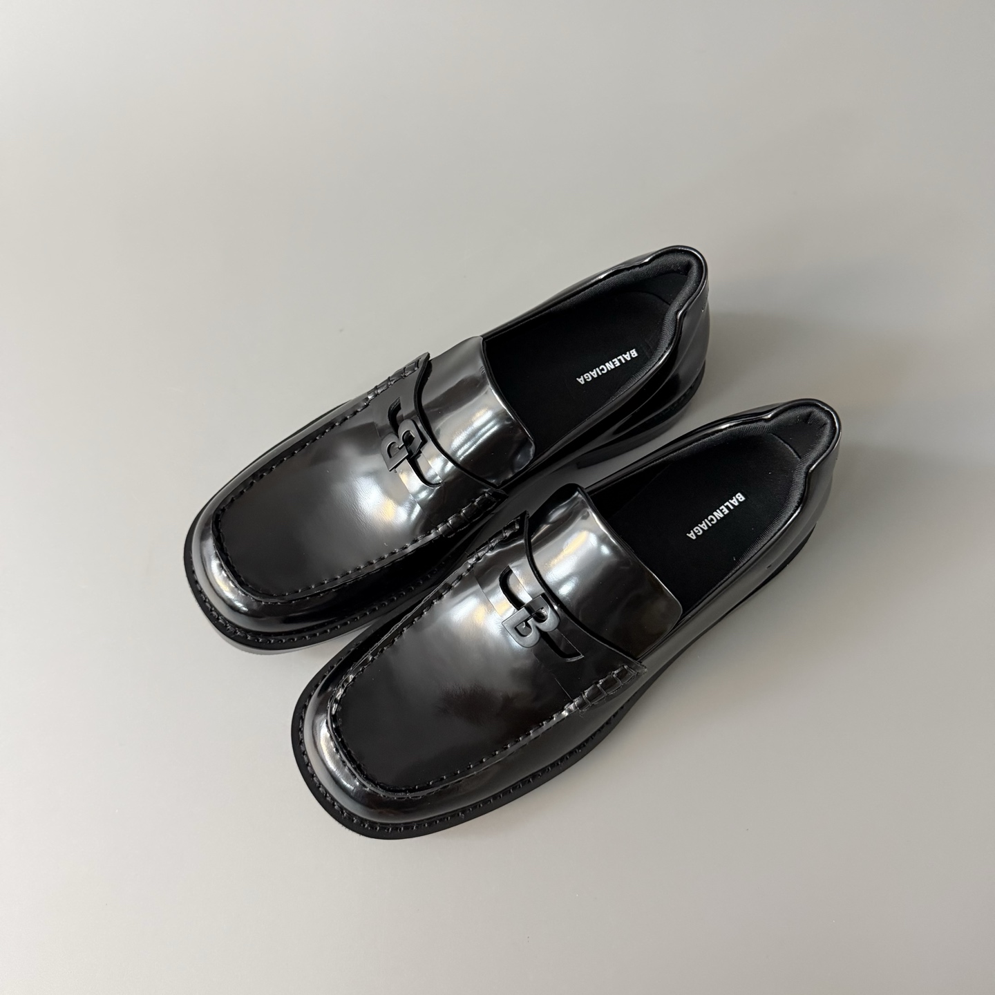 Balenciaga  巴黎世家 Comfy  亮面小牛皮 方头  套脚 乐福 皮鞋 黑色 C0-876324WBEC11001