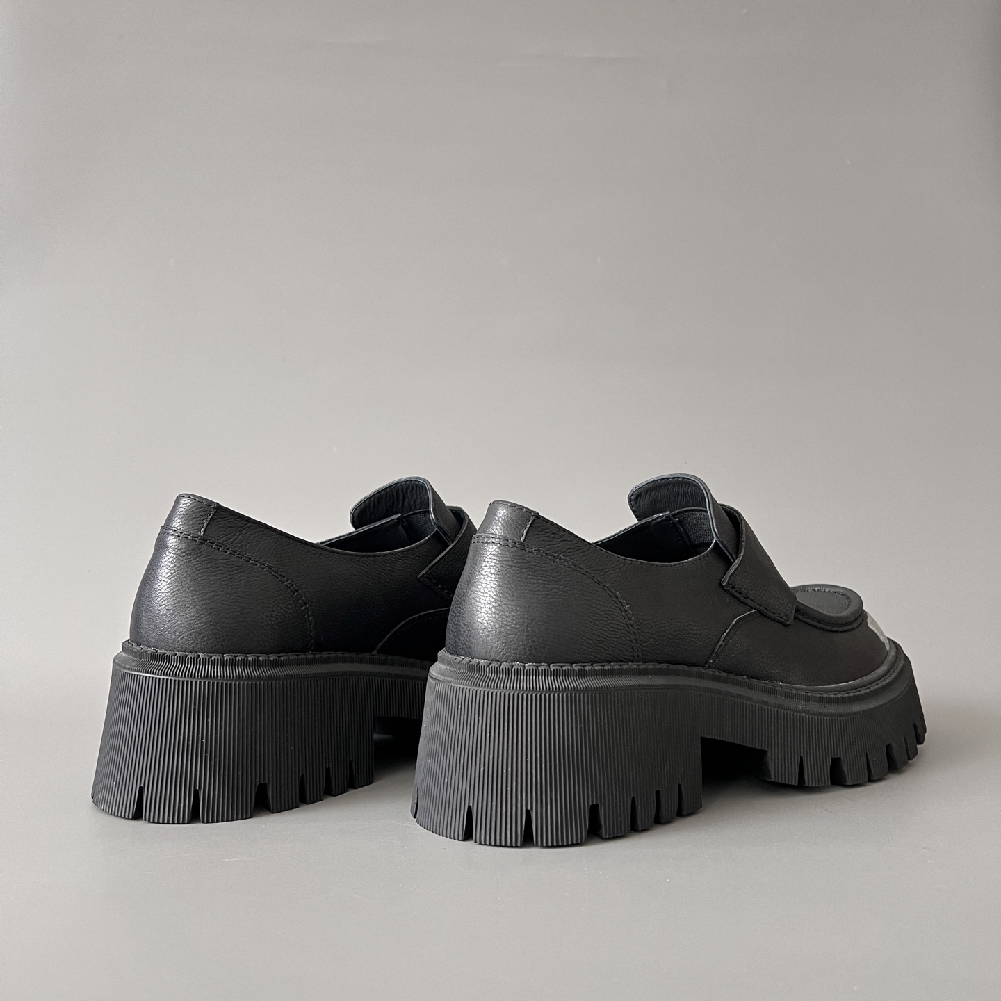 Balenciaga  巴黎世家 Tractor  亚光面 牛皮  擦色 德比 乐福 皮鞋 黑色 C0