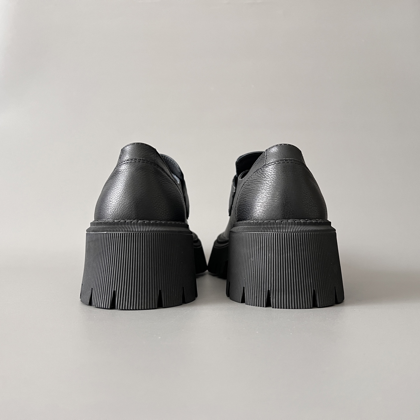 Balenciaga  巴黎世家 Tractor  亚光面 牛皮  擦色 德比 乐福 皮鞋 黑色 C0